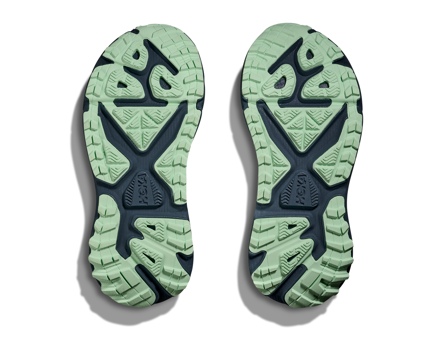 Hoka Stinson 7 W, dammodell hybridsko för alla underlag. En av Hokas stabilaste skor med pronationsstöd. En väldämpad sko som avlastar rygg och knä. Färg i nyanser av grönt och blått.