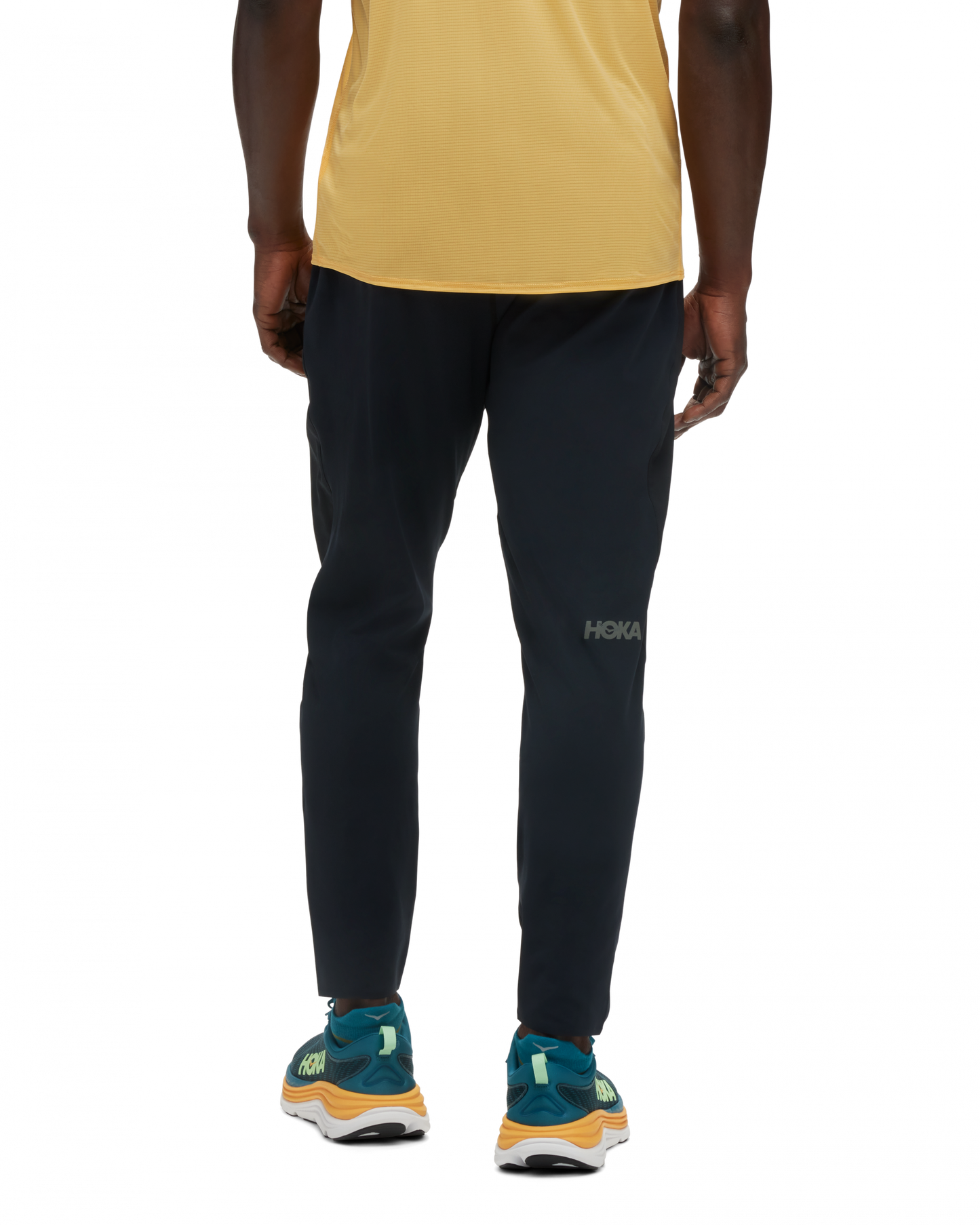 Maximal stretch och rörelsefrihet i denna Coola löparbyxa. Ficka baktill samt på sidorna med dragkedja. Svarta med logga på vänster fram samt i knävecket.