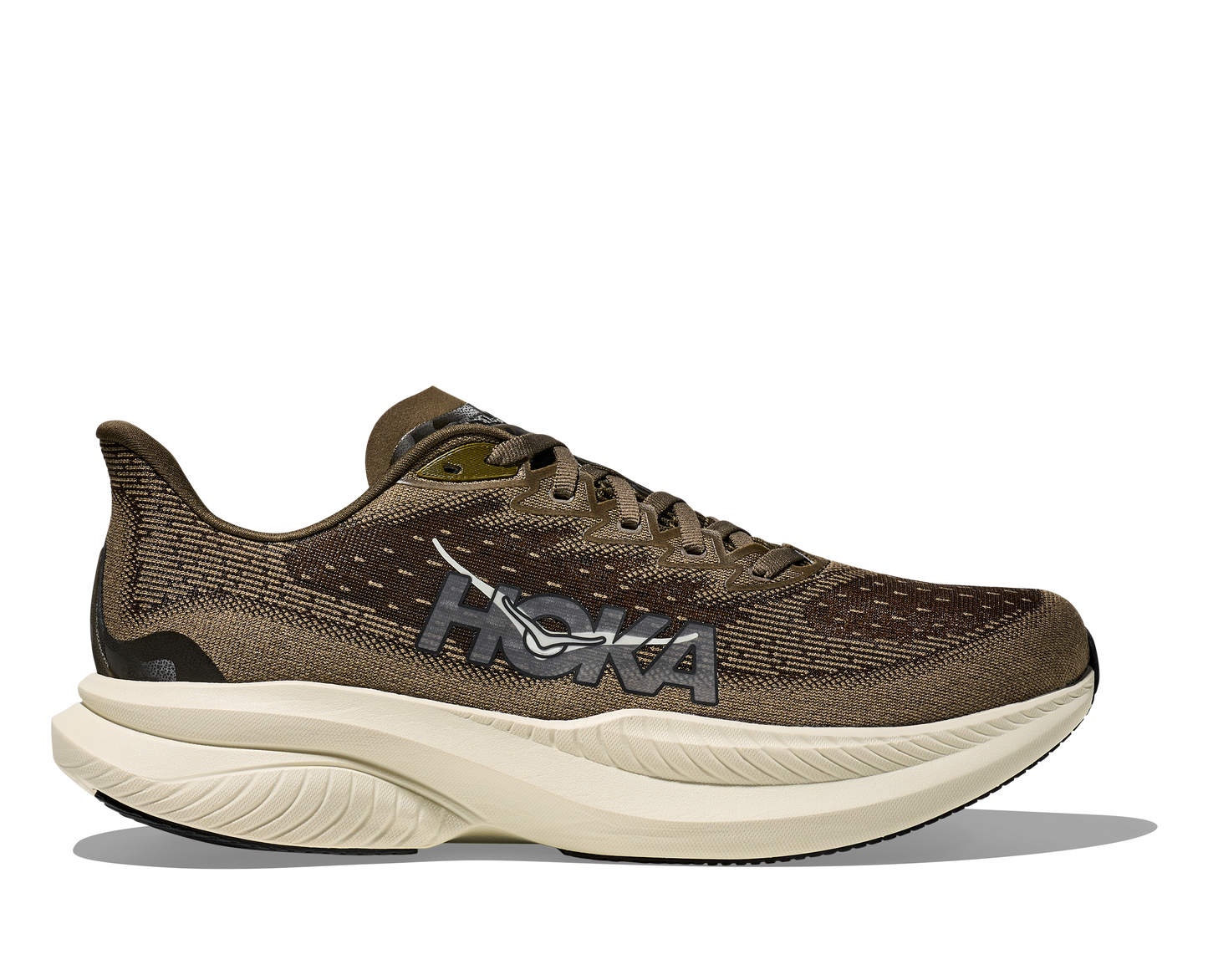 Hoka M Mach 6, superskum med syretillförsel i gummit för att minimera vikt och skapa en så responsiv sko som möjligt. Mach 6 är en snabb löparsko för intervallpass, tävling och löpbandet. Färgen här går i gröna och bruna nyanser med beige sula. Köpt hos oss, din Hoka specialist i Sverige.