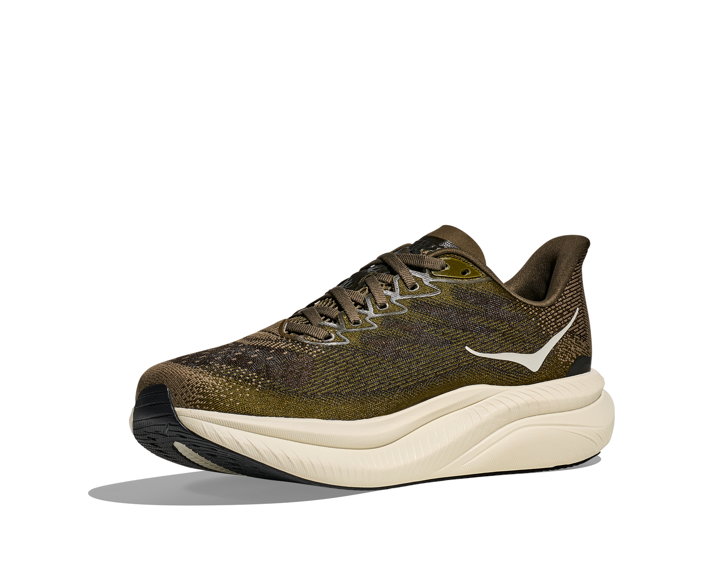 Hoka M Mach 6, superskum med syretillförsel i gummit för att minimera vikt och skapa en så responsiv sko som möjligt. Mach 6 är en snabb löparsko för intervallpass, tävling och löpbandet. Färgen här går i gröna och bruna nyanser med beige sula. Köpt hos oss, din Hoka specialist i Sverige.