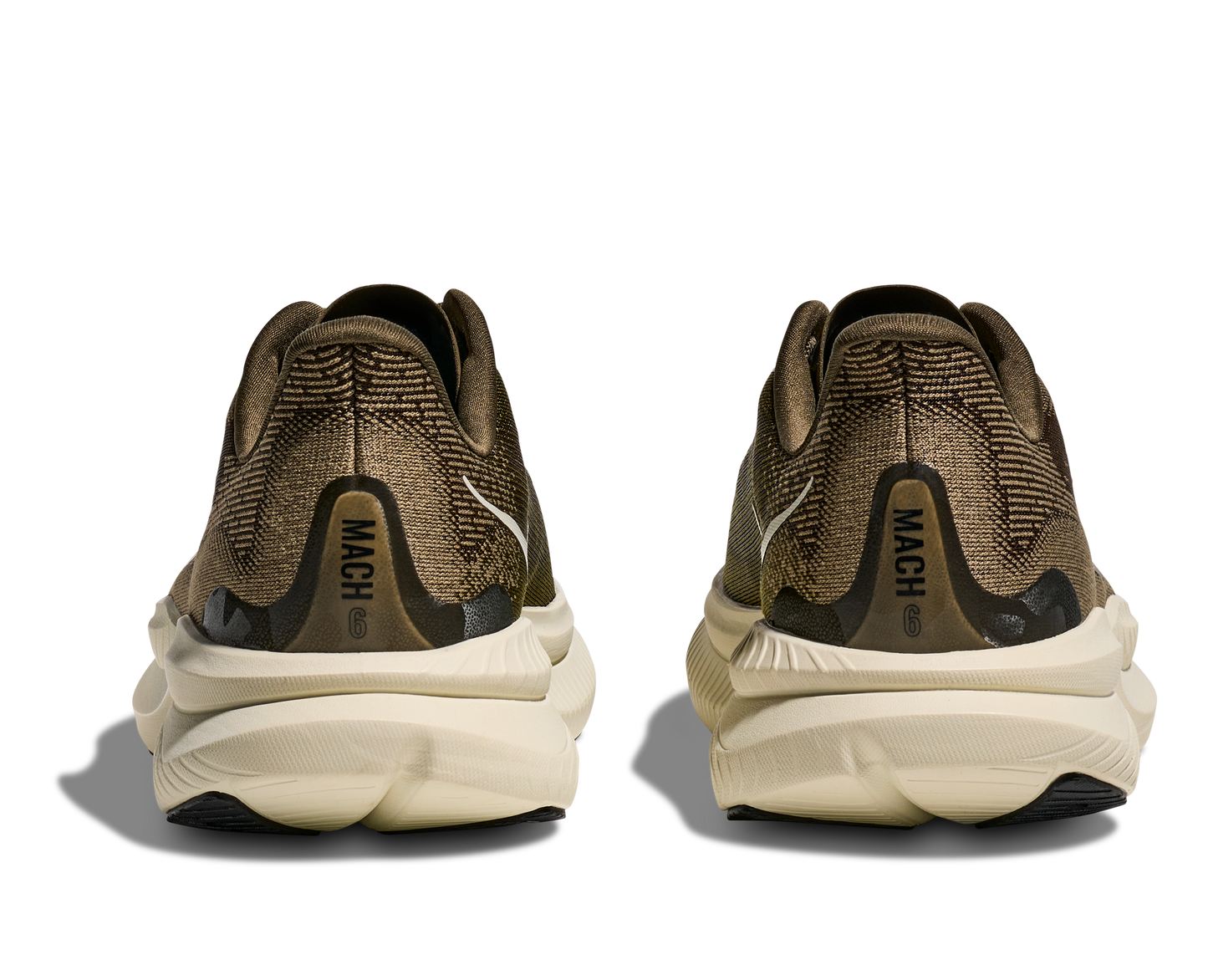 Hoka M Mach 6, superskum med syretillförsel i gummit för att minimera vikt och skapa en så responsiv sko som möjligt. Mach 6 är en snabb löparsko för intervallpass, tävling och löpbandet. Färgen här går i gröna och bruna nyanser med beige sula. Köpt hos oss, din Hoka specialist i Sverige.