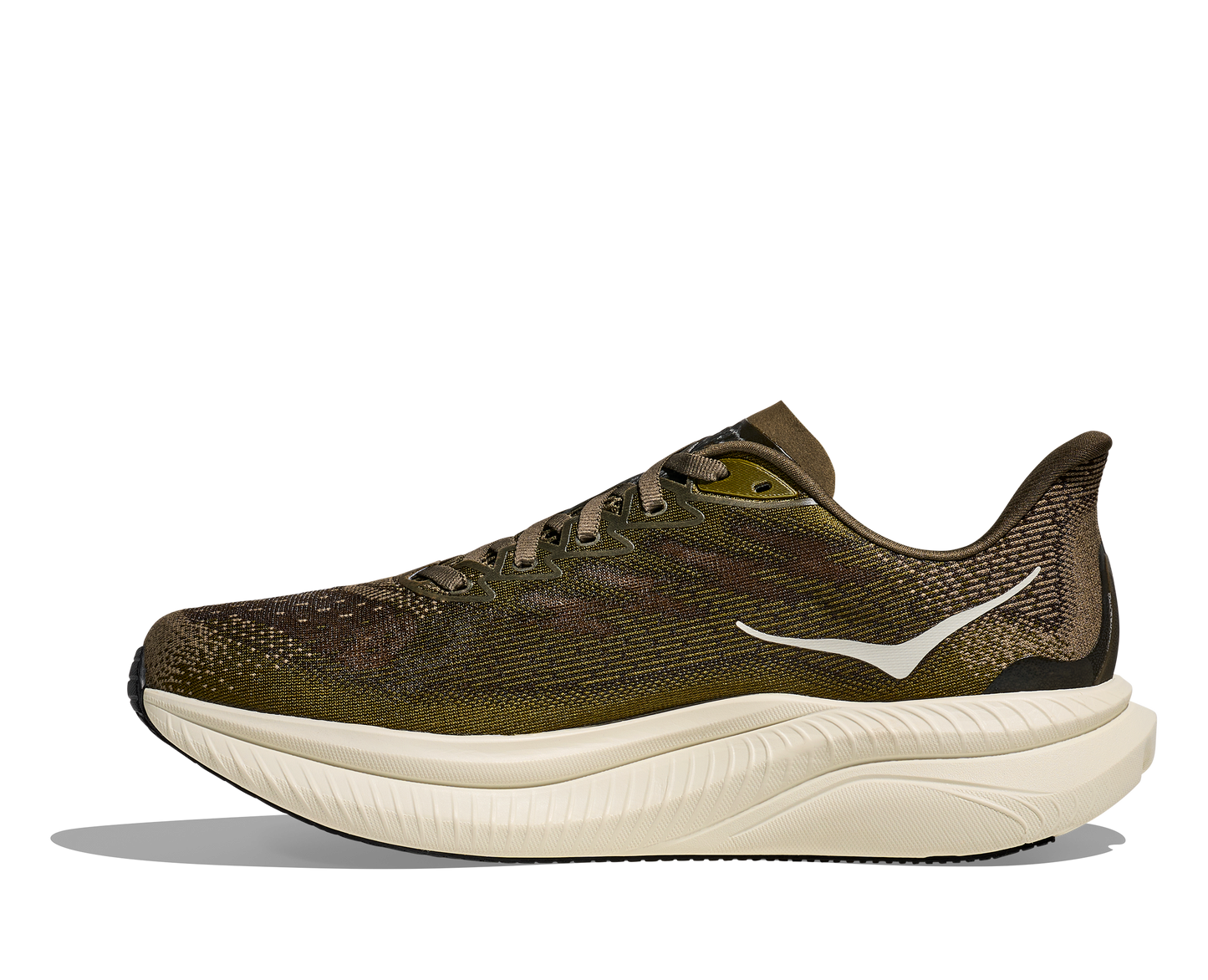Hoka M Mach 6, superskum med syretillförsel i gummit för att minimera vikt och skapa en så responsiv sko som möjligt. Mach 6 är en snabb löparsko för intervallpass, tävling och löpbandet. Färgen här går i gröna och bruna nyanser med beige sula. Köpt hos oss, din Hoka specialist i Sverige.