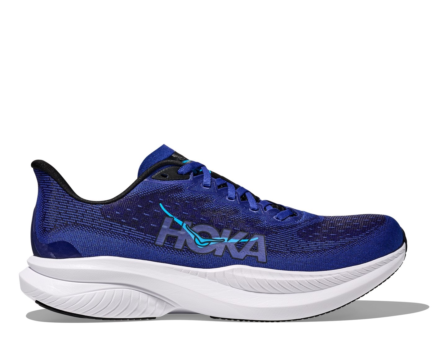 Hoka M Mach 6, superskum med syretillförsel i gummit för att minimera vikt och skapa en så responsiv sko som möjligt. Mach 6 är en snabb löparsko för intervallpass, tävling och löpbandet. Blå färg med svarta detaljer och vit sula. Köpt hos oss, din Hoka specialist i Sverige.
