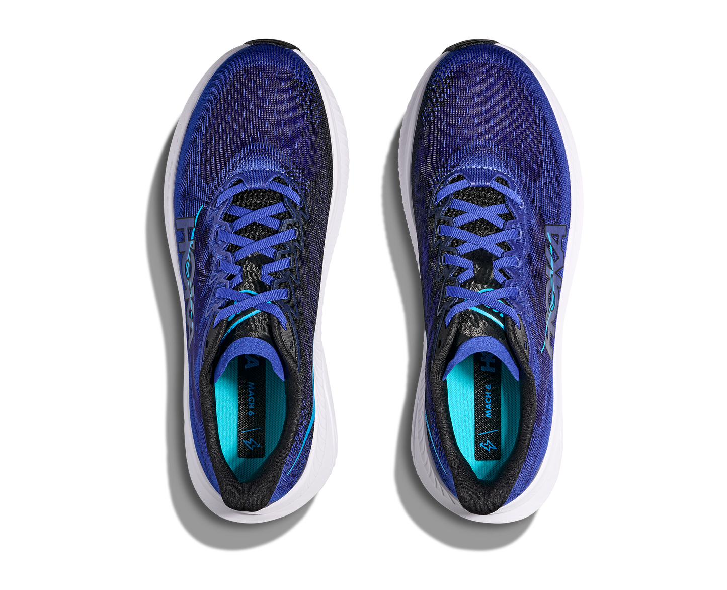 Hoka M Mach 6, superskum med syretillförsel i gummit för att minimera vikt och skapa en så responsiv sko som möjligt. Mach 6 är en snabb löparsko för intervallpass, tävling och löpbandet. Blå färg med svarta detaljer och vit sula. Köpt hos oss, din Hoka specialist i Sverige.