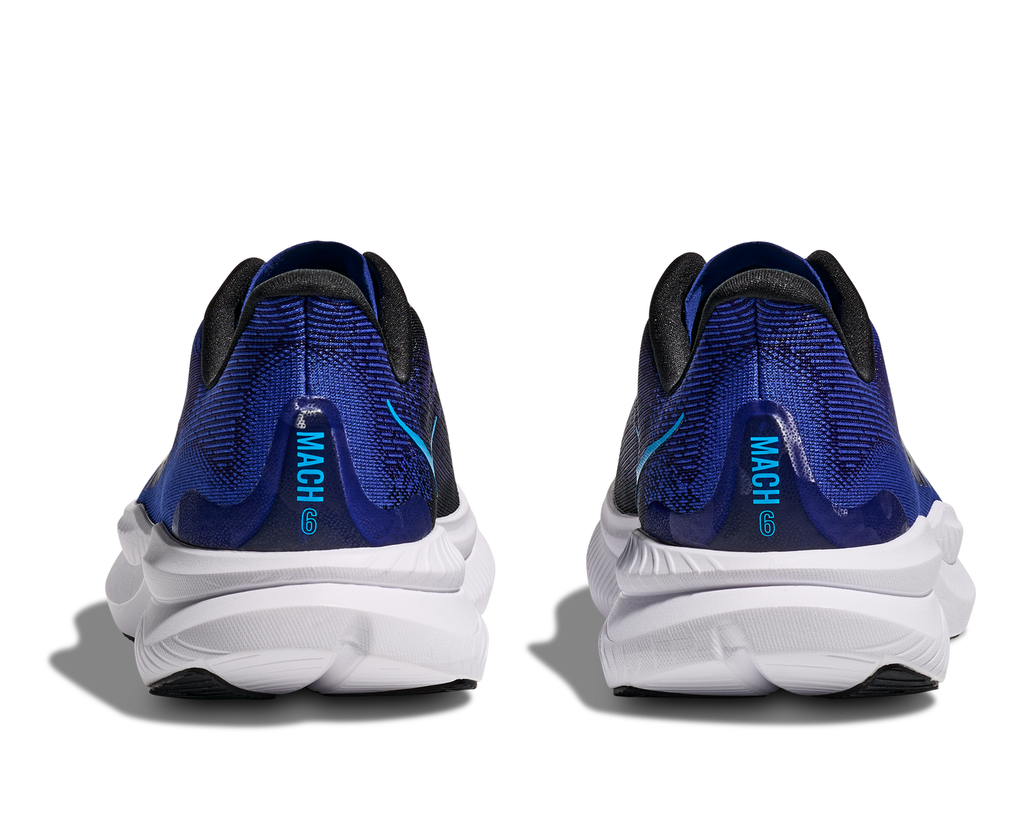 Hoka M Mach 6, superskum med syretillförsel i gummit för att minimera vikt och skapa en så responsiv sko som möjligt. Mach 6 är en snabb löparsko för intervallpass, tävling och löpbandet. Blå färg med svarta detaljer och vit sula. Köpt hos oss, din Hoka specialist i Sverige.