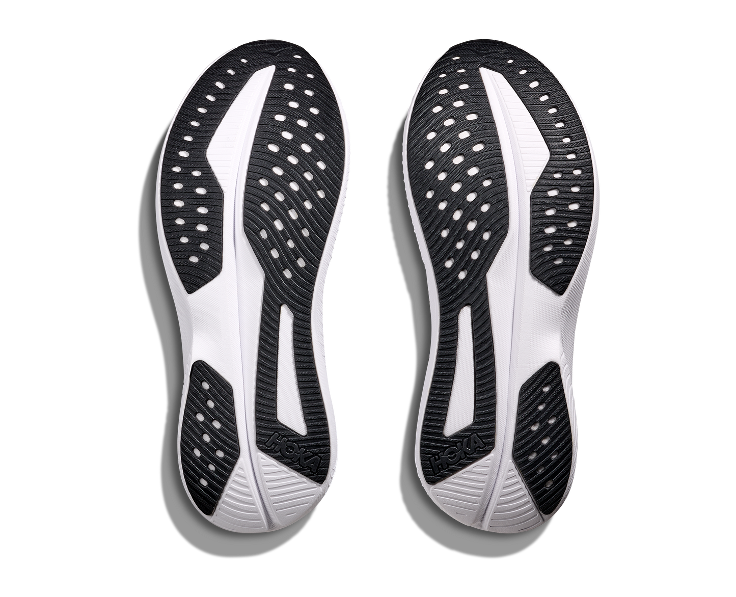 Hoka M Mach 6, superskum med syretillförsel i gummit för att minimera vikt och skapa en så responsiv sko som möjligt. Mach 6 är en snabb löparsko för intervallpass, tävling och löpbandet. Blå färg med svarta detaljer och vit sula. Köpt hos oss, din Hoka specialist i Sverige.