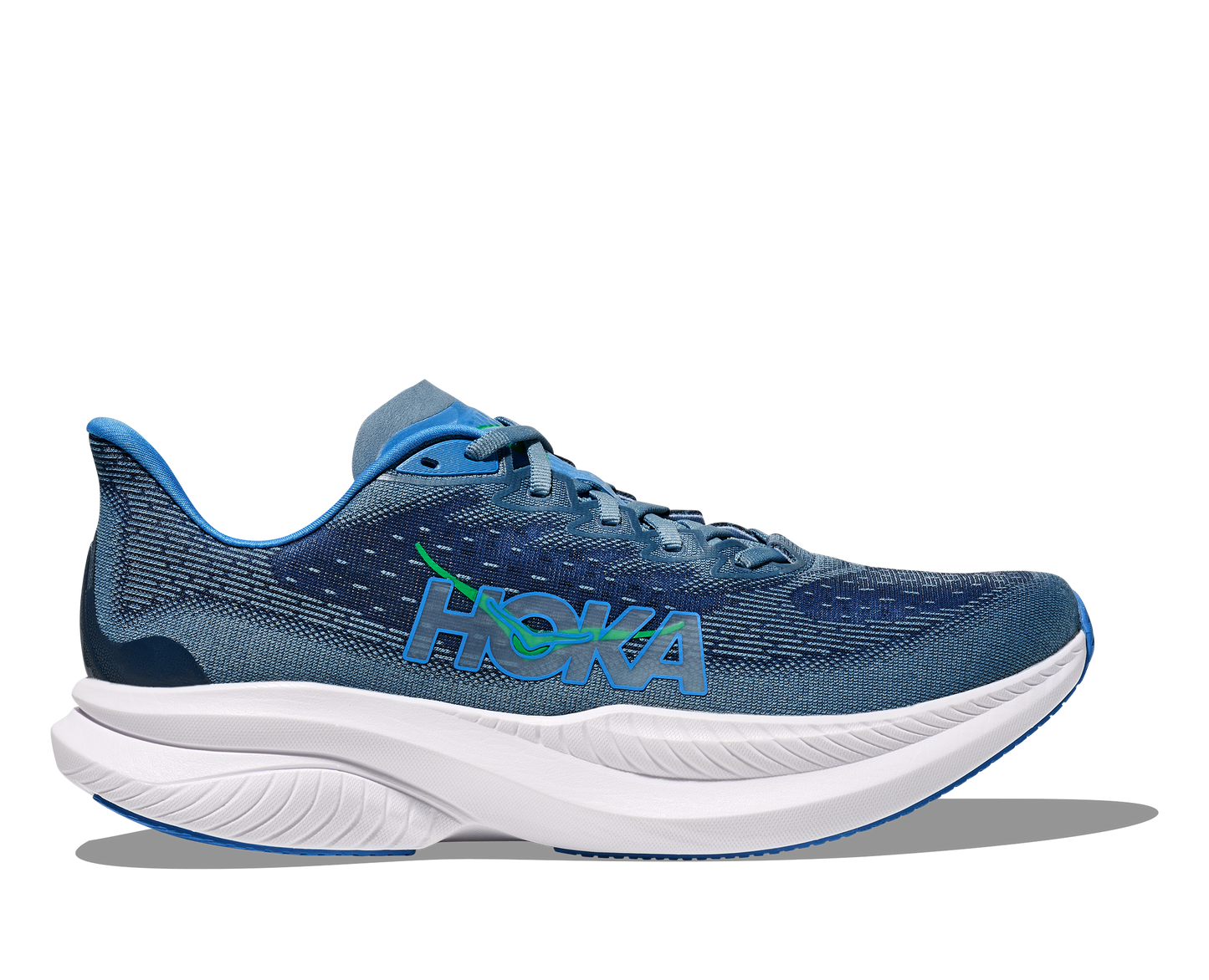 Hoka M Mach 6, herrmodell. Löparsko med superskum. Bra till fartfyllda pass. Blå färg med vit sula.