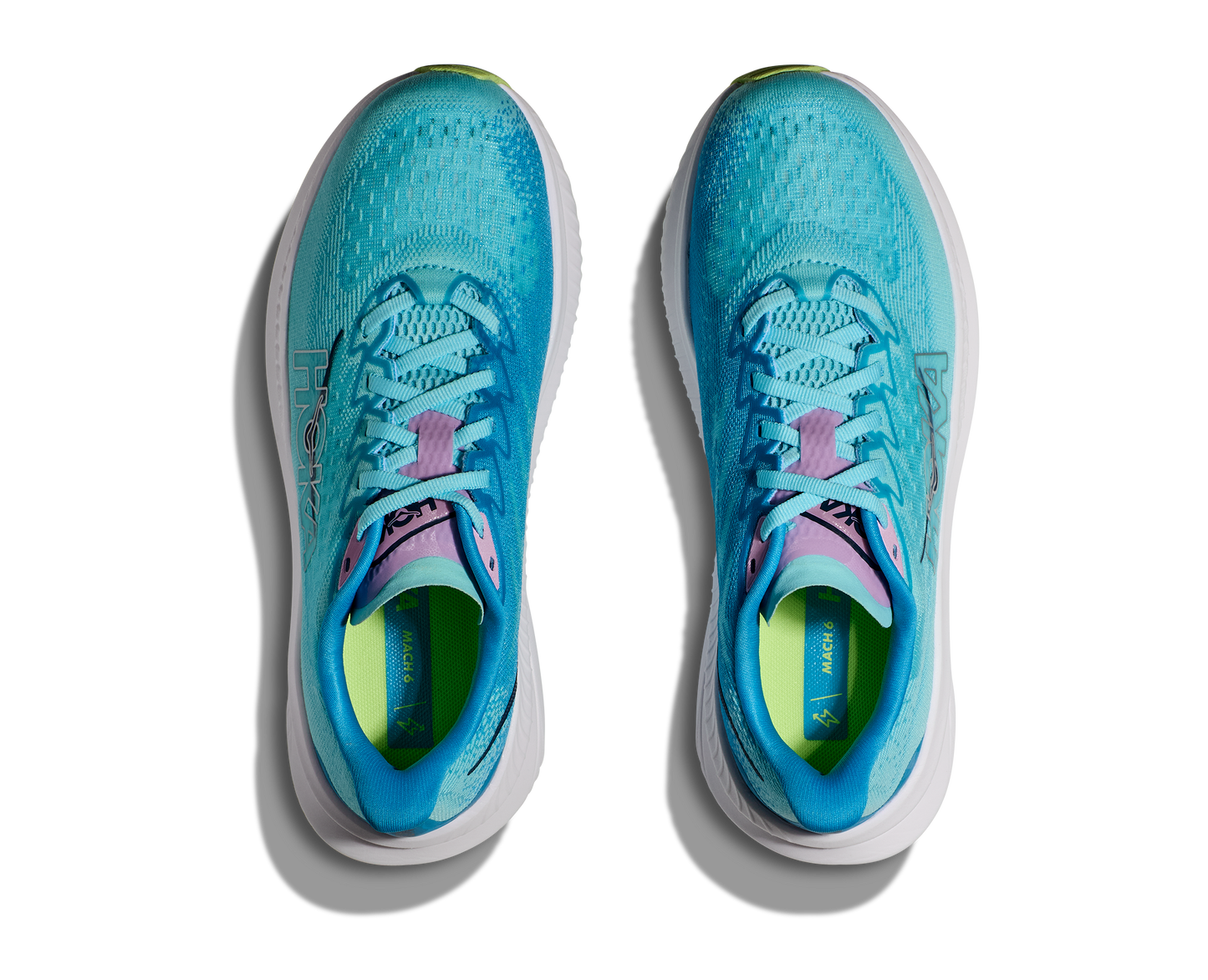 Hoka W Mach 6 (CSSW) - En snabb löparsko med skön dämpning. Blå/Vitt färg med lila och gröna detaljer.