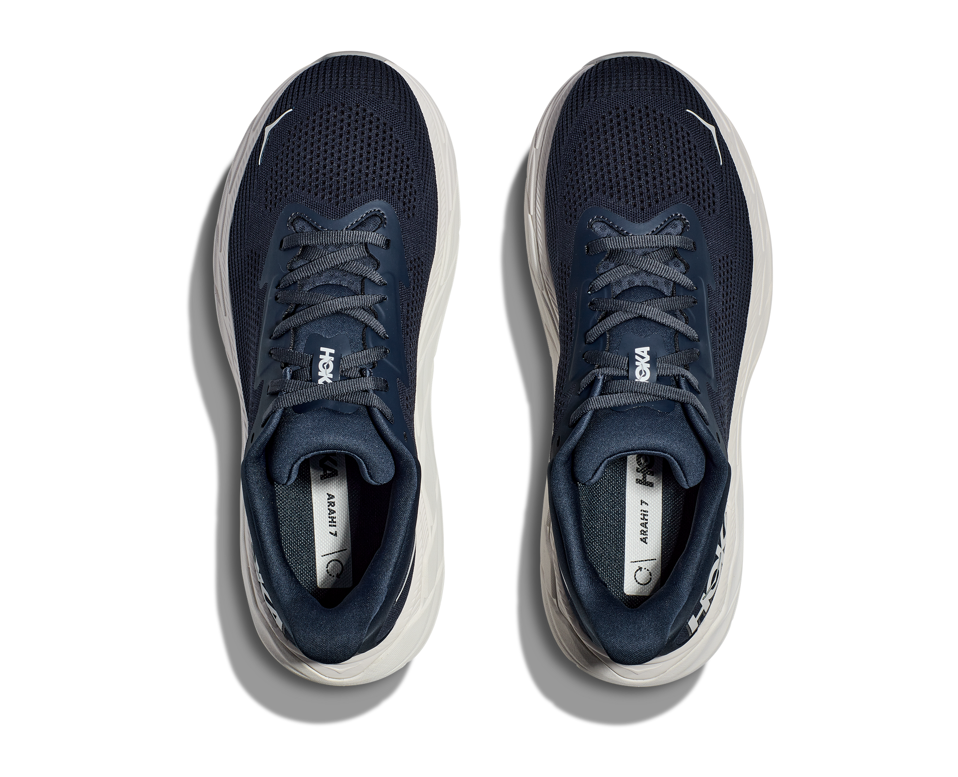 Hoka Arahi 7 Wide i herrmodell. Mörkblå stabil sko med vit sula. Hos Hoka specialisterna i Sverige.