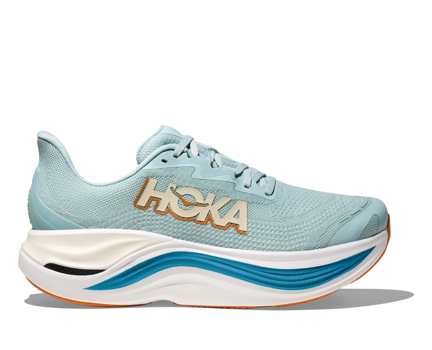 Hoka Skyward X M, herrmodell i blå och vit färg med små detaljer i orange. Detta är skon som har mycket av allt. Vingad kolfiberplatta för maximal fart och stabilitet. En sko som levererar fart, stabilitet och komfort!