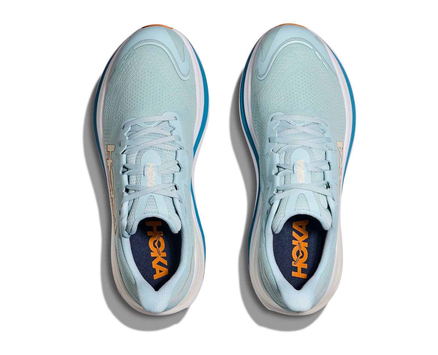 Hoka Skyward X M, herrmodell i blå och vit färg med små detaljer i orange. Detta är skon som har mycket av allt. Vingad kolfiberplatta för maximal fart och stabilitet. En sko som levererar fart, stabilitet och komfort!