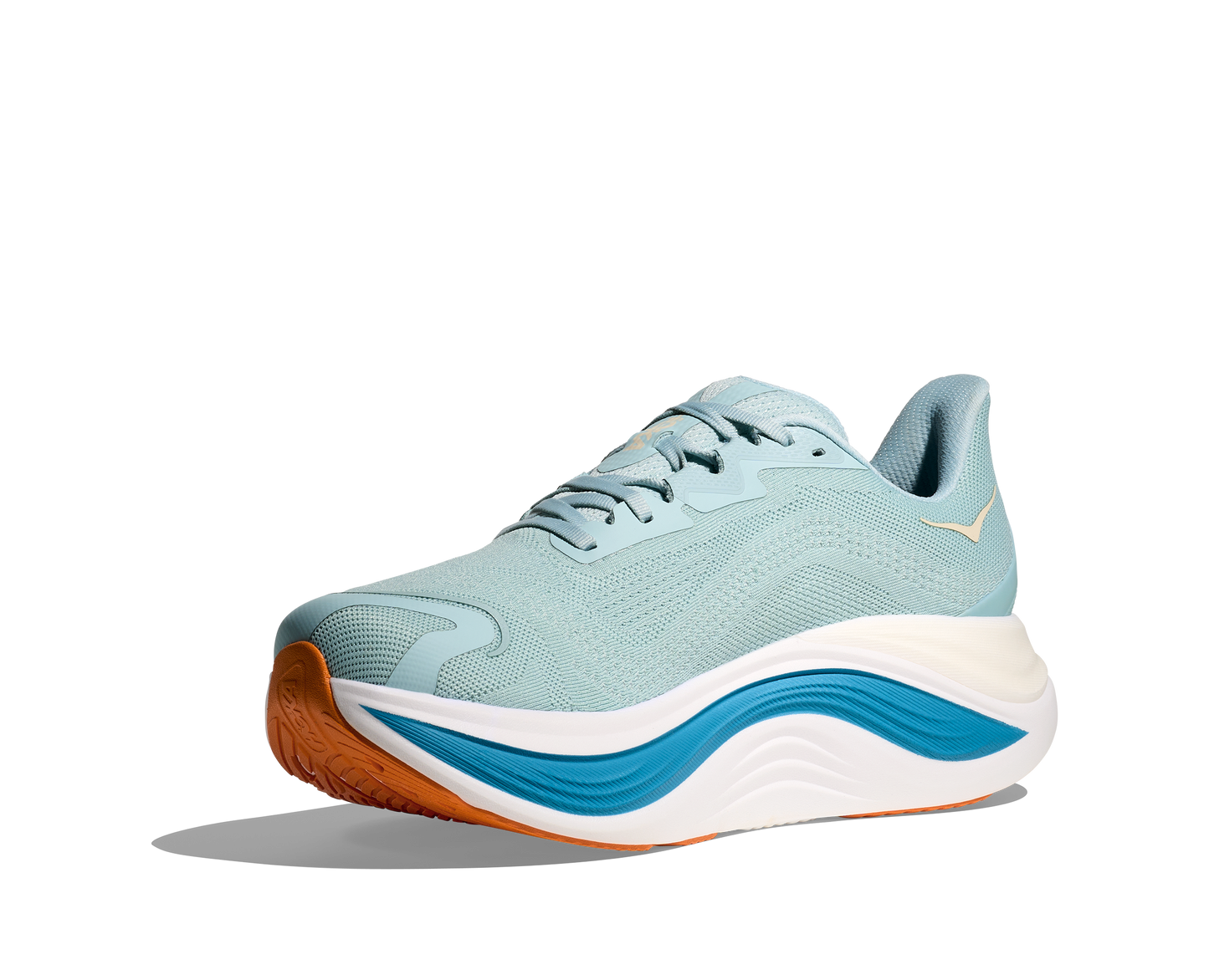 Hoka Skyward X M, herrmodell i blå och vit färg med små detaljer i orange. Detta är skon som har mycket av allt. Vingad kolfiberplatta för maximal fart och stabilitet. En sko som levererar fart, stabilitet och komfort!