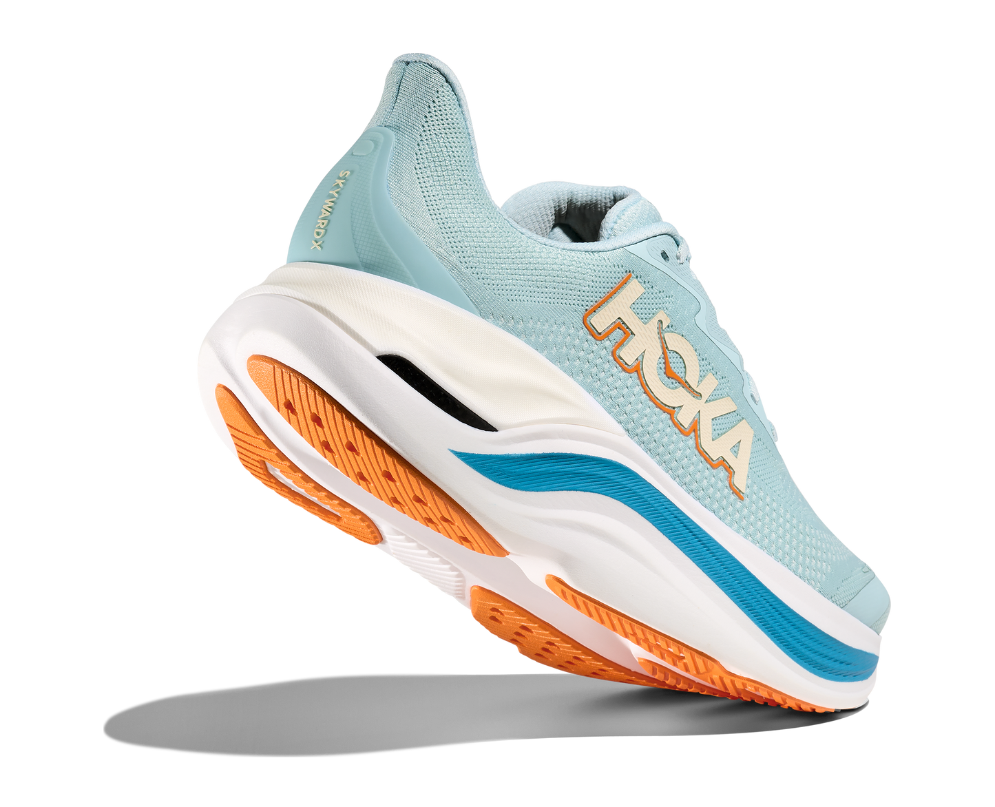 Hoka Skyward X M, herrmodell i blå och vit färg med små detaljer i orange. Detta är skon som har mycket av allt. Vingad kolfiberplatta för maximal fart och stabilitet. En sko som levererar fart, stabilitet och komfort!