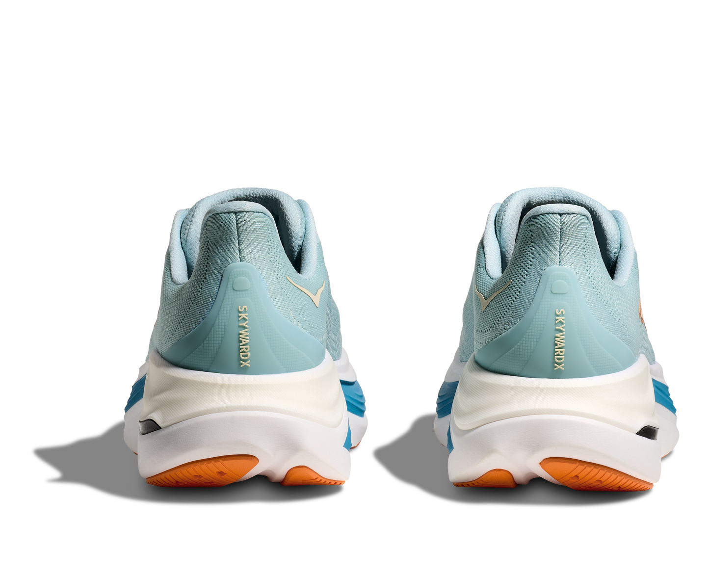 Hoka Skyward X M, herrmodell i blå och vit färg med små detaljer i orange. Detta är skon som har mycket av allt. Vingad kolfiberplatta för maximal fart och stabilitet. En sko som levererar fart, stabilitet och komfort!