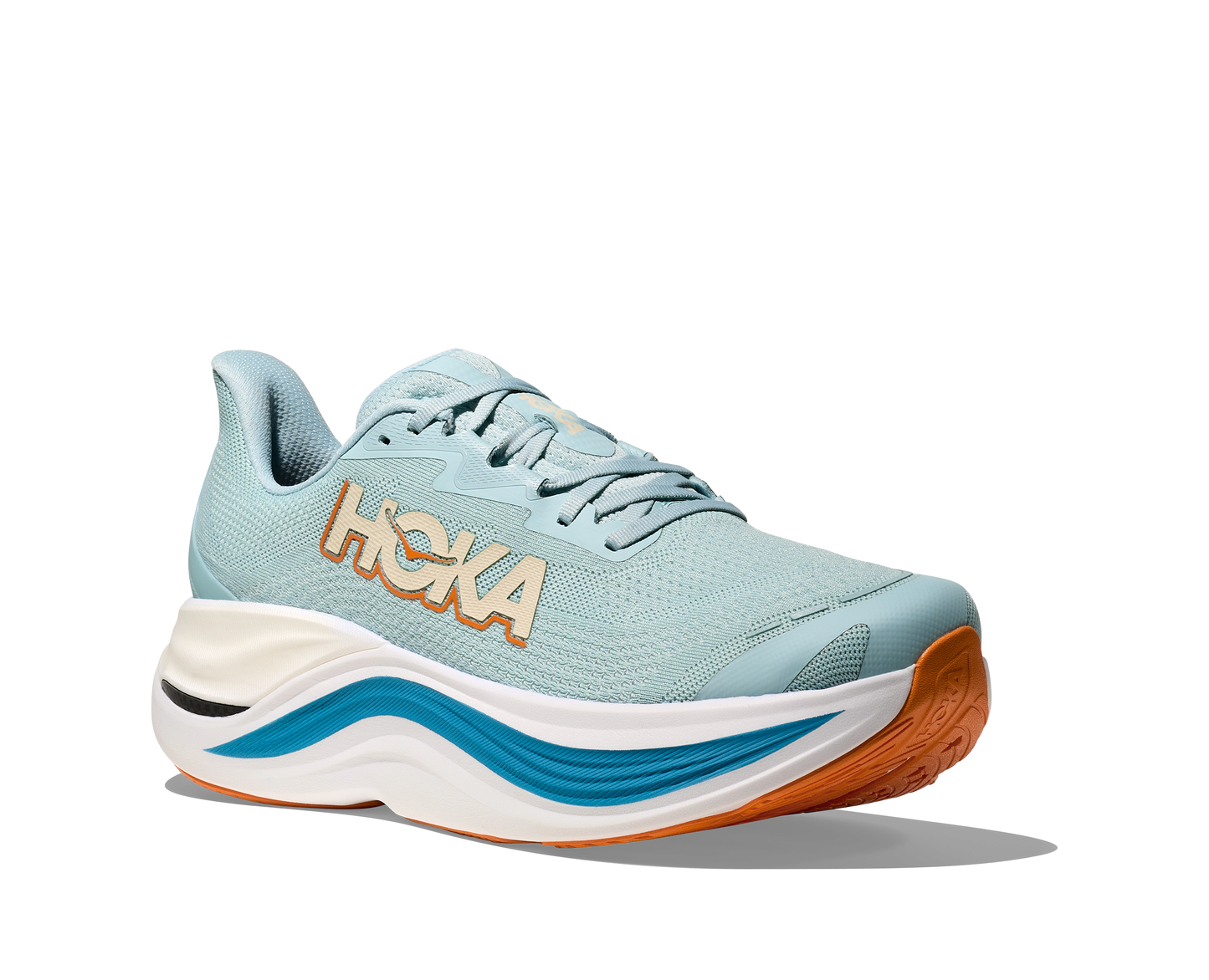 Hoka Skyward X M, herrmodell i blå och vit färg med små detaljer i orange. Detta är skon som har mycket av allt. Vingad kolfiberplatta för maximal fart och stabilitet. En sko som levererar fart, stabilitet och komfort!