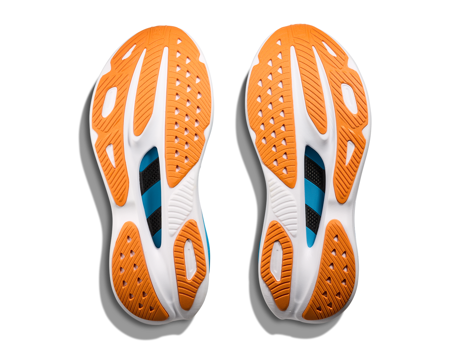 Hoka Skyward X M, herrmodell i blå och vit färg med små detaljer i orange. Detta är skon som har mycket av allt. Vingad kolfiberplatta för maximal fart och stabilitet. En sko som levererar fart, stabilitet och komfort!