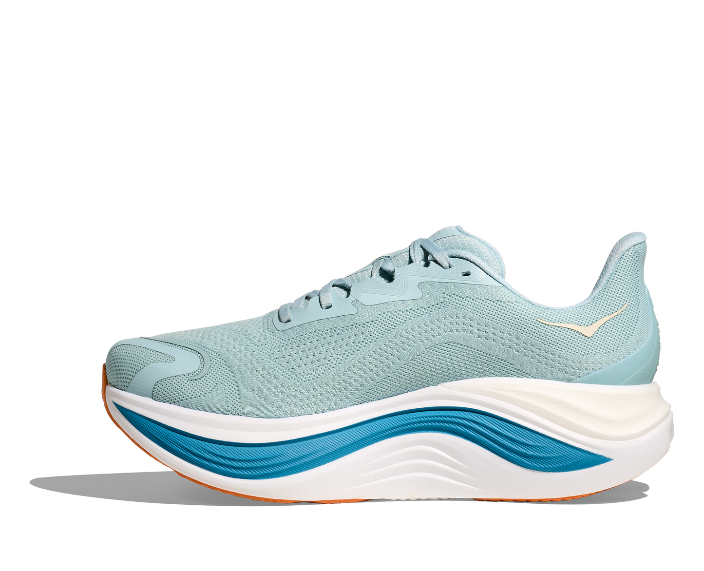 Hoka Skyward X M, herrmodell i blå och vit färg med små detaljer i orange. Detta är skon som har mycket av allt. Vingad kolfiberplatta för maximal fart och stabilitet. En sko som levererar fart, stabilitet och komfort!