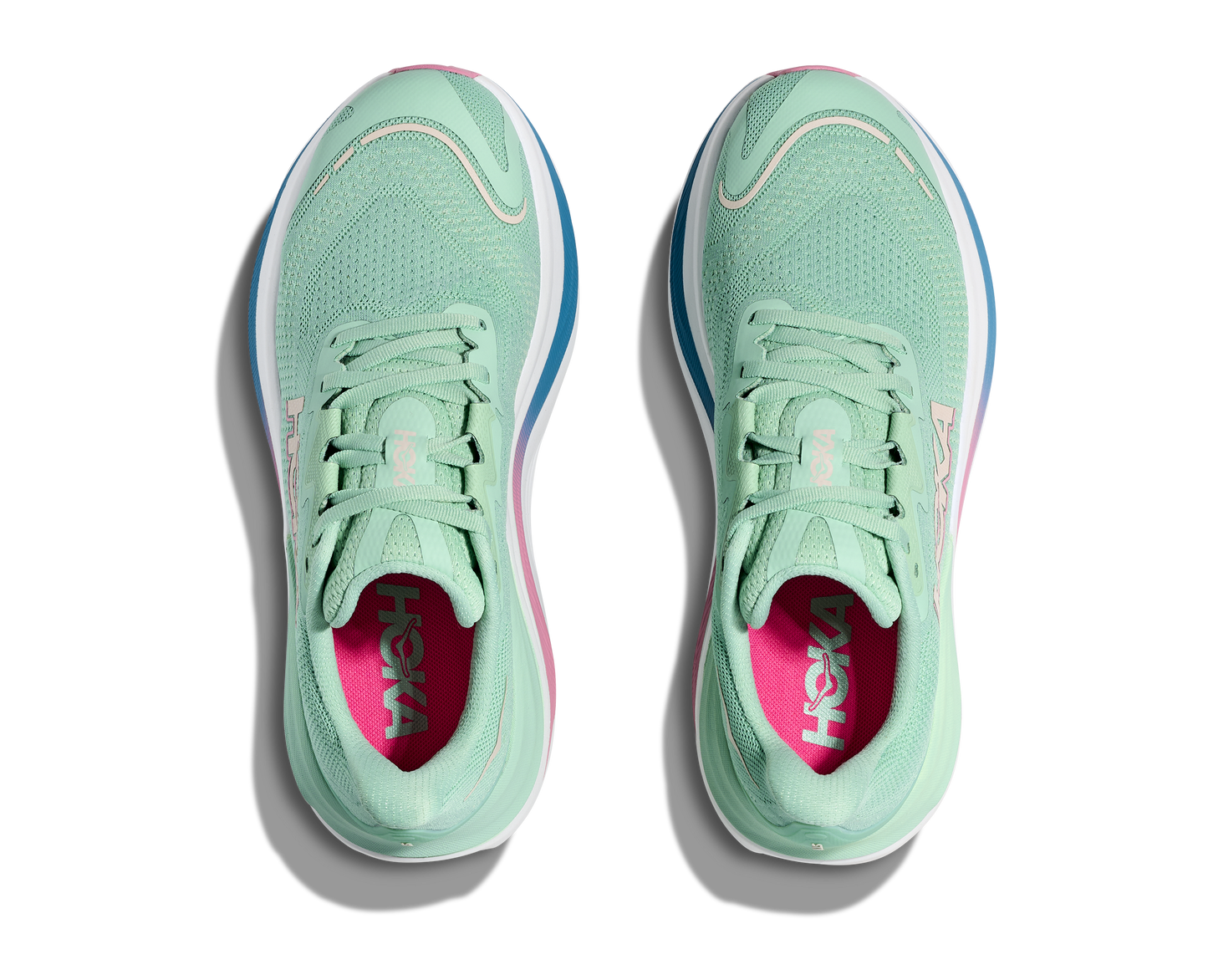 Hoka Skyward X W, dammodell i grön, blå, rosa och vit färg. Detta är skon som har mycket av allt. Vingad kolfiberplatta för maximal fart och stabilitet. En sko som levererar fart, stabilitet och komfort!