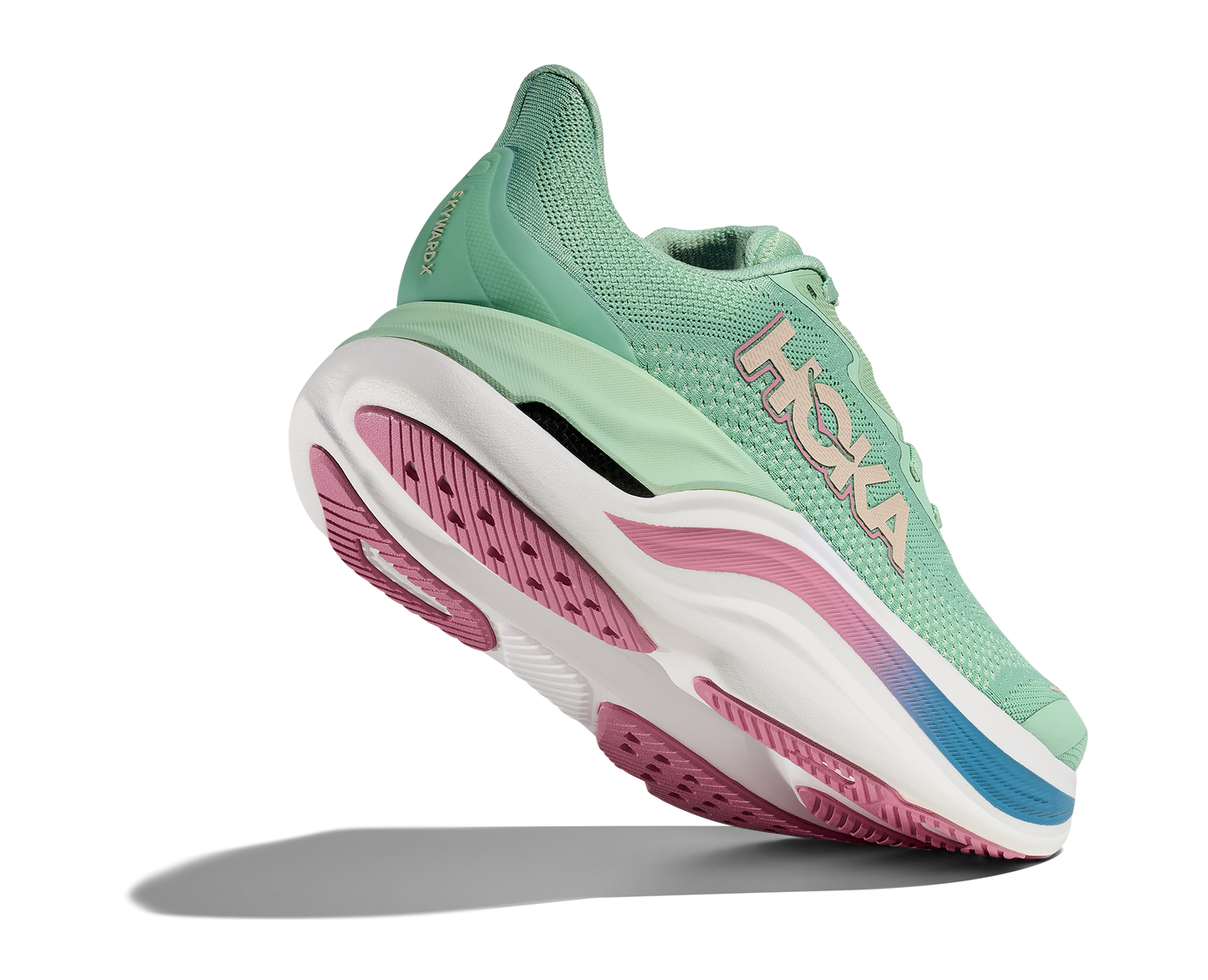 Hoka Skyward X W, dammodell i grön, blå, rosa och vit färg. Detta är skon som har mycket av allt. Vingad kolfiberplatta för maximal fart och stabilitet. En sko som levererar fart, stabilitet och komfort!