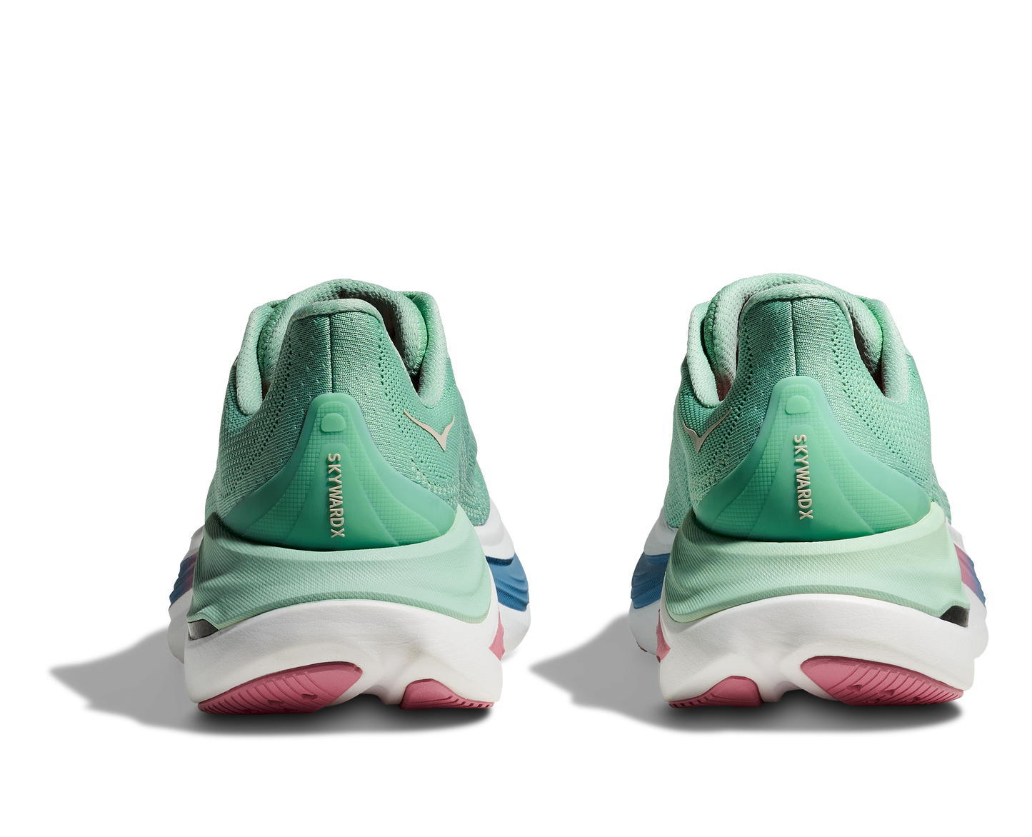 Hoka Skyward X W, dammodell i grön, blå, rosa och vit färg. Detta är skon som har mycket av allt. Vingad kolfiberplatta för maximal fart och stabilitet. En sko som levererar fart, stabilitet och komfort!