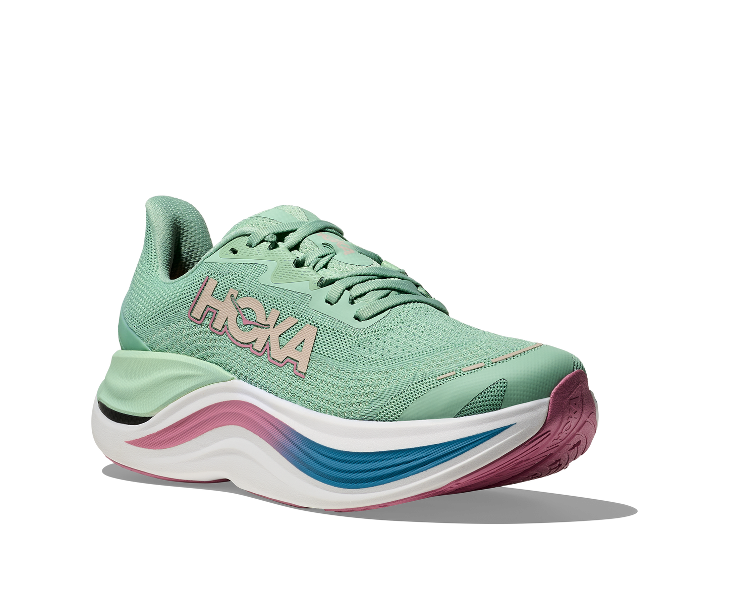 Hoka Skyward X W, dammodell i grön, blå, rosa och vit färg. Detta är skon som har mycket av allt. Vingad kolfiberplatta för maximal fart och stabilitet. En sko som levererar fart, stabilitet och komfort!