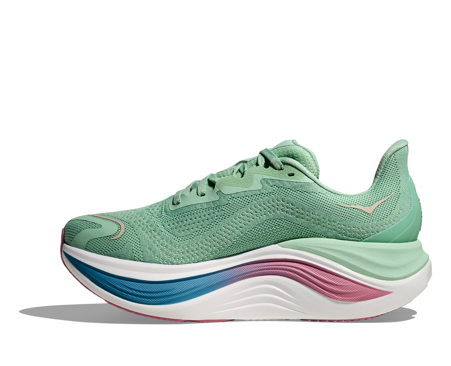 Hoka Skyward X W, dammodell i grön, blå, rosa och vit färg. Detta är skon som har mycket av allt. Vingad kolfiberplatta för maximal fart och stabilitet. En sko som levererar fart, stabilitet och komfort!