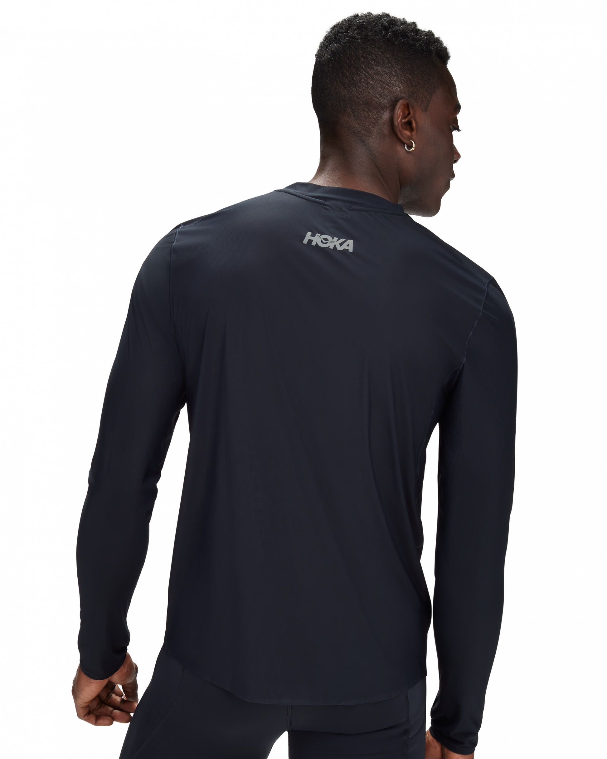 Sval och tunn löpar tröja som passar utmärkt till löp passet. Svart färg med Hoka logo på höger bröstkorg och Hoka i liten text på ryggen.