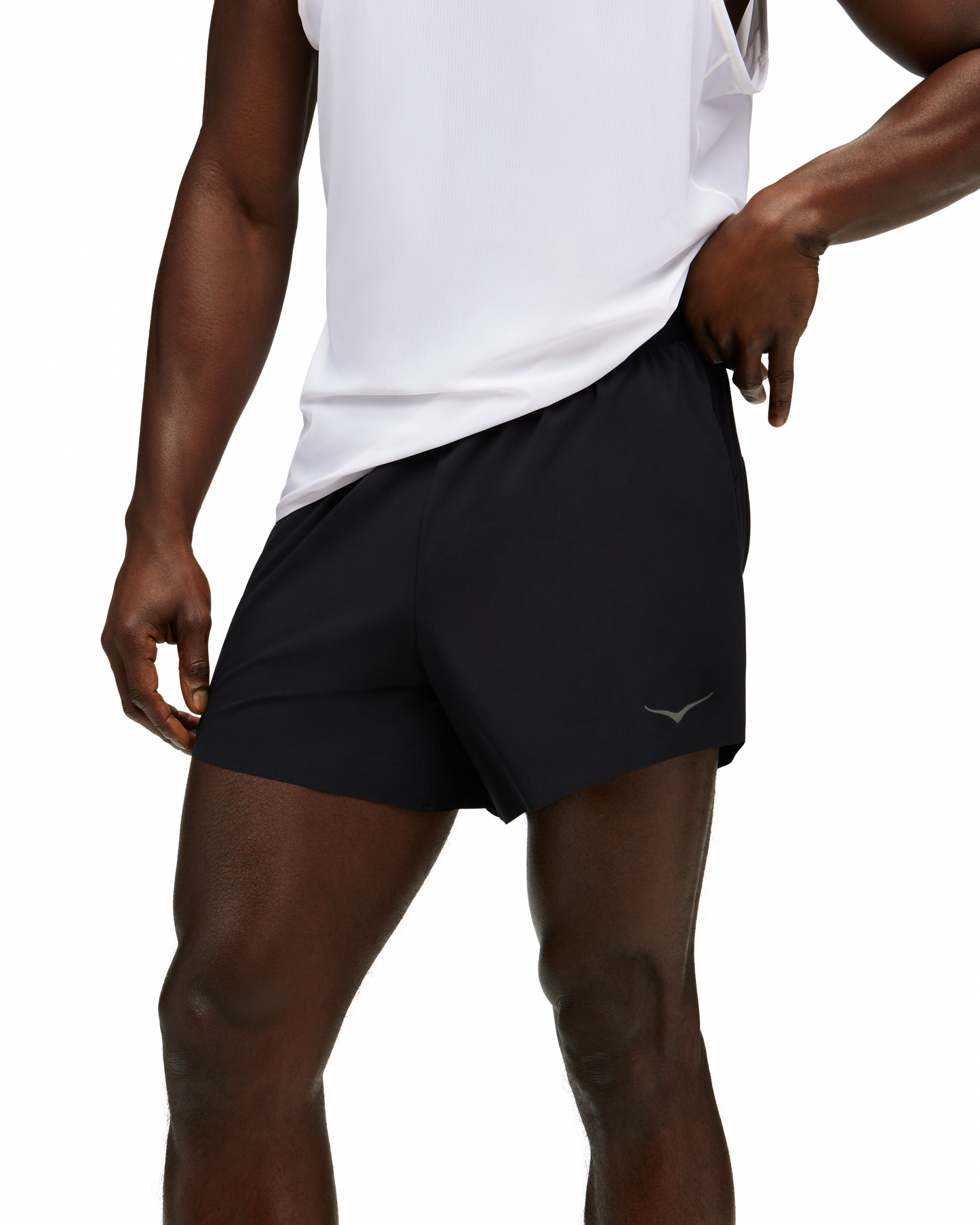 Lätta, mjuka och stretchiga löpar shorts i svart färg. Dragkedjsficka bak på byxorna och 2 öppna fickor på varje sida av shortsen.  Hoka logo på vänster ben fram. Hoka i text på högerben bak.
