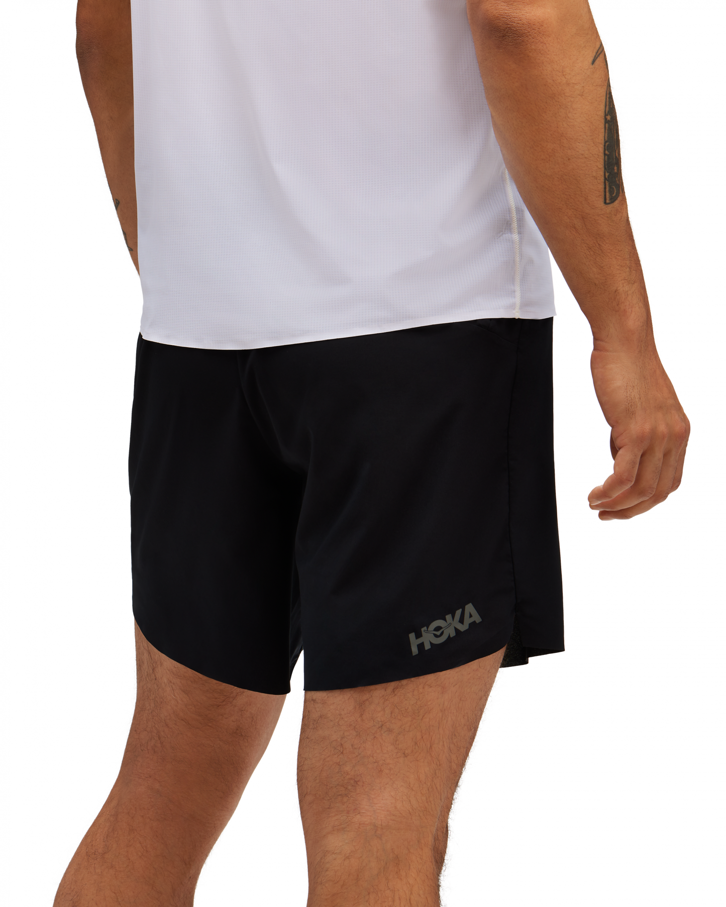 Lätta, mjuka och stretchiga löpar shorts med innershorts i svart färg. En ficka i innershortsen, perfekt för gels. Dragkedjsficka bak på byxorna och 2 öppna fickor på varje sida av shortsen. Hoka logo på vänster ben fram. Hoka i text på högerben bak.