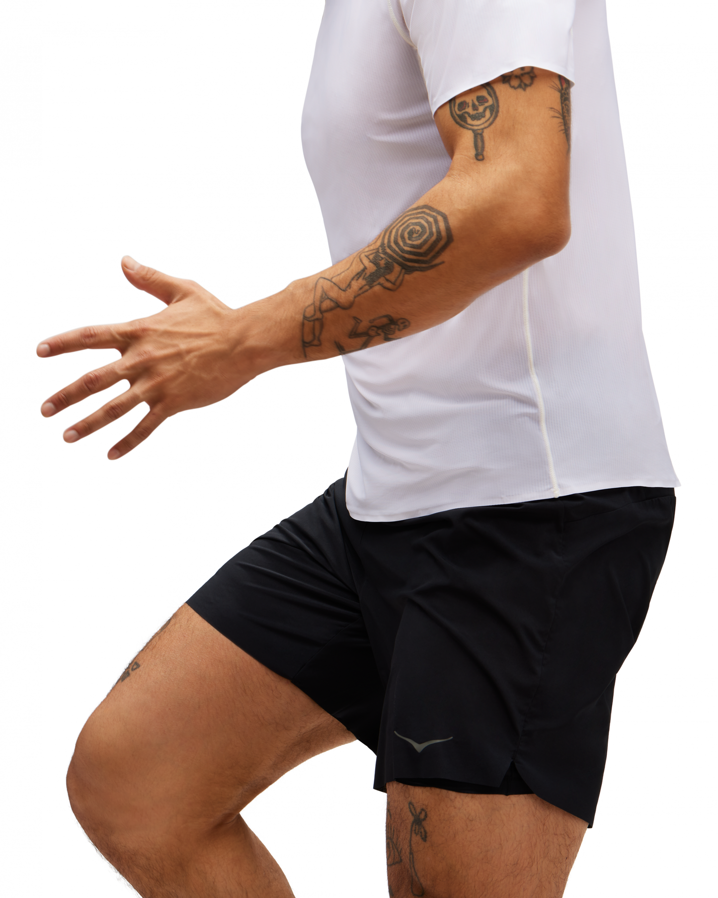 Lätta, mjuka och stretchiga löpar shorts med innershorts i svart färg. En ficka i innershortsen, perfekt för gels. Dragkedjsficka bak på byxorna och 2 öppna fickor på varje sida av shortsen. Hoka logo på vänster ben fram. Hoka i text på högerben bak.
