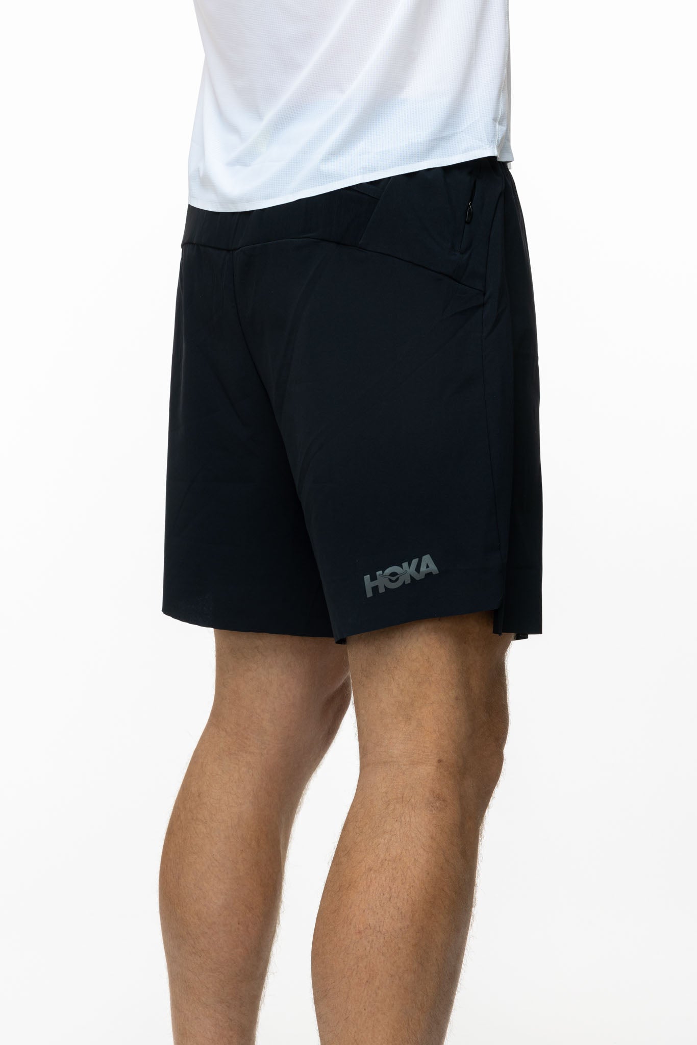 Lätta, mjuka och stretchiga löpar shorts med innershorts i svart färg. En ficka i innershortsen, perfekt för gels. Dragkedjsficka bak på byxorna och 2 öppna fickor på varje sida av shortsen. Hoka logo på vänster ben fram. Hoka i text på högerben bak.