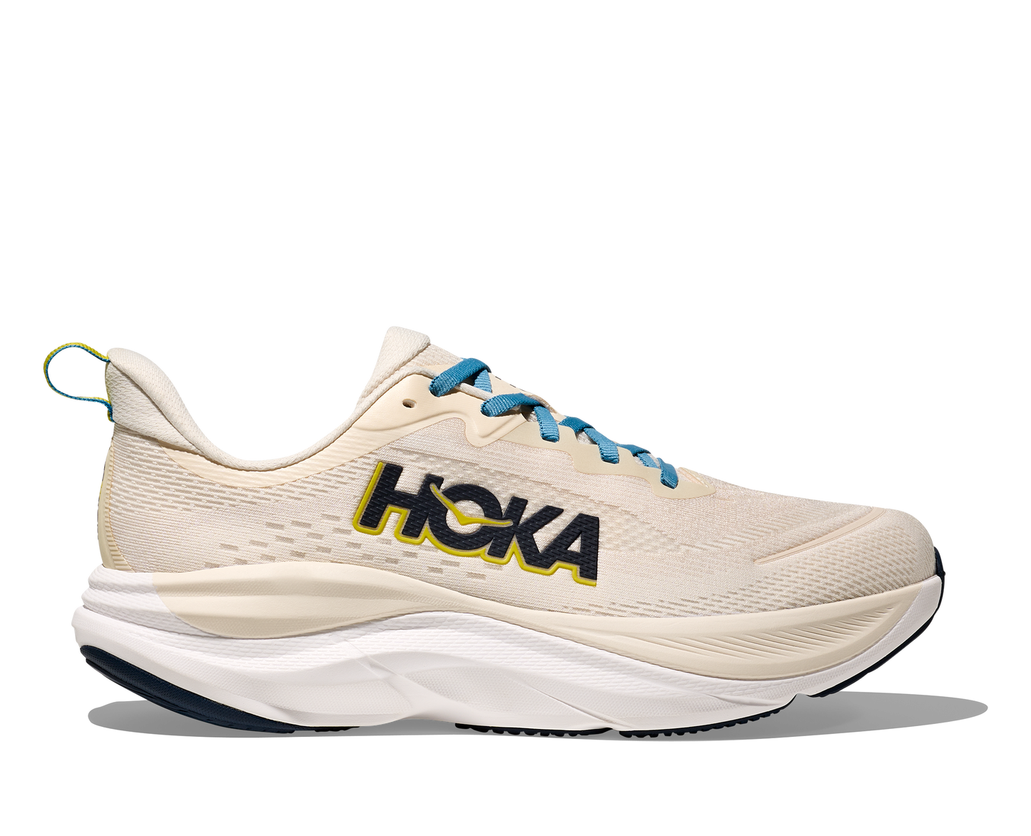Hoka Skyflow M, löparskor i beige och vit färg med detaljer i blått, gult och svart. Dämpad och stabil sko som är gjord för asfalt och grusvägar. Köp hos oss, din Hoka specialist i Sverige!