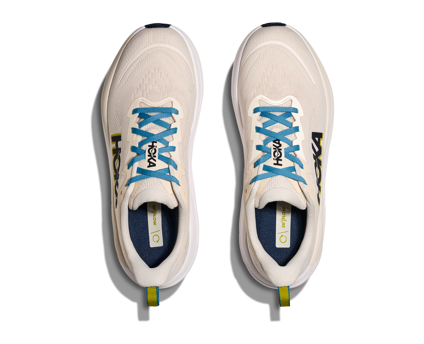 Hoka Skyflow M, löparskor i beige och vit färg med detaljer i blått, gult och svart. Dämpad och stabil sko som är gjord för asfalt och grusvägar. Köp hos oss, din Hoka specialist i Sverige!