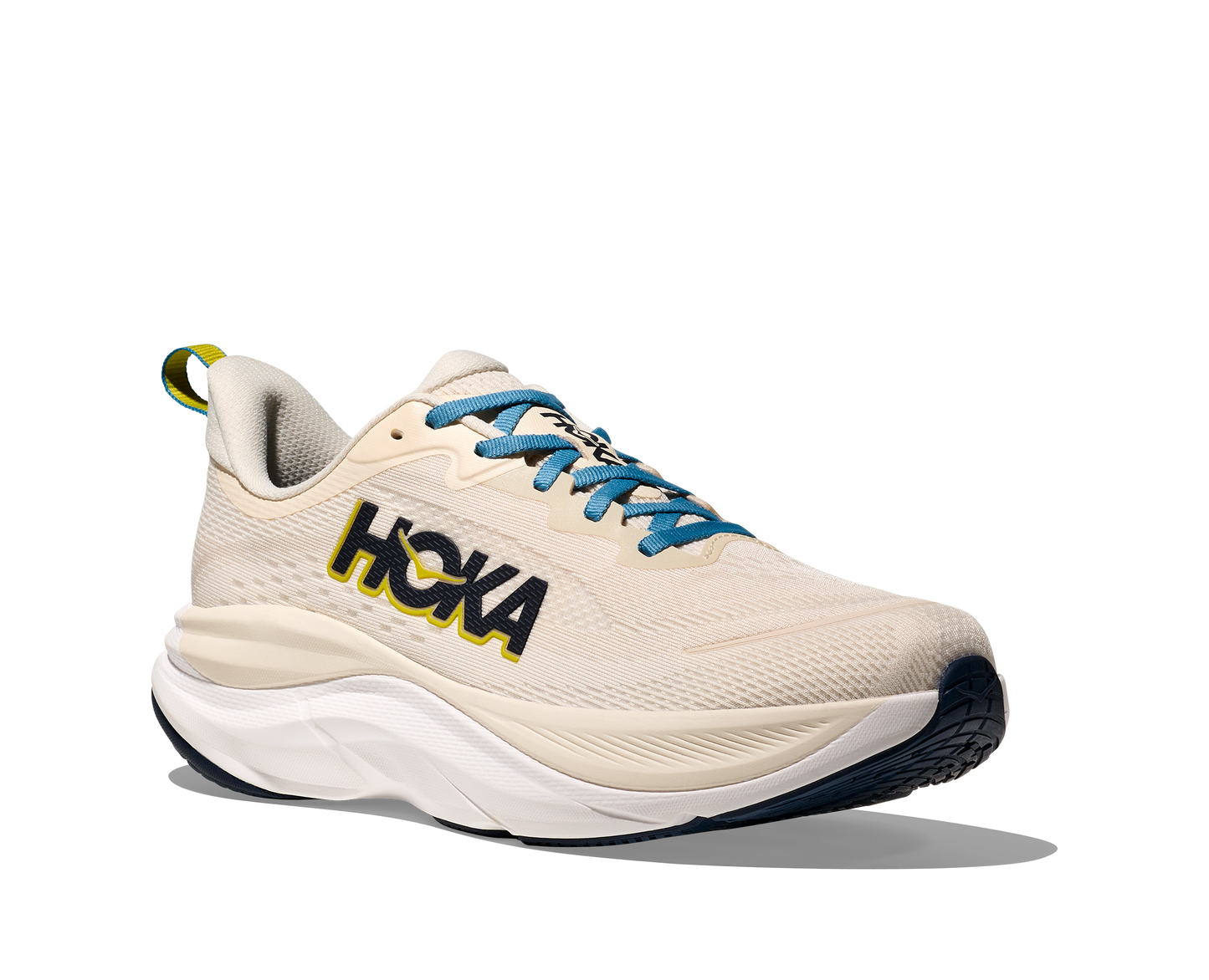 Hoka Skyflow M, löparskor i beige och vit färg med detaljer i blått, gult och svart. Dämpad och stabil sko som är gjord för asfalt och grusvägar. Köp hos oss, din Hoka specialist i Sverige!