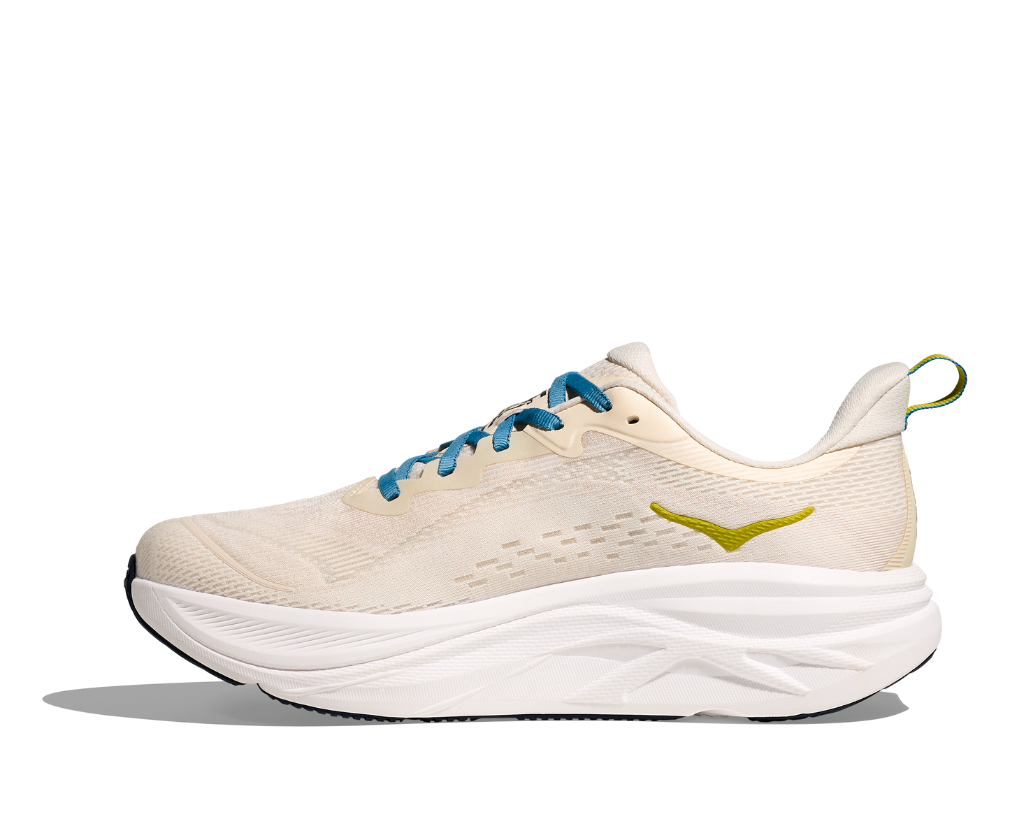Hoka Skyflow M, löparskor i beige och vit färg med detaljer i blått, gult och svart. Dämpad och stabil sko som är gjord för asfalt och grusvägar. Köp hos oss, din Hoka specialist i Sverige!