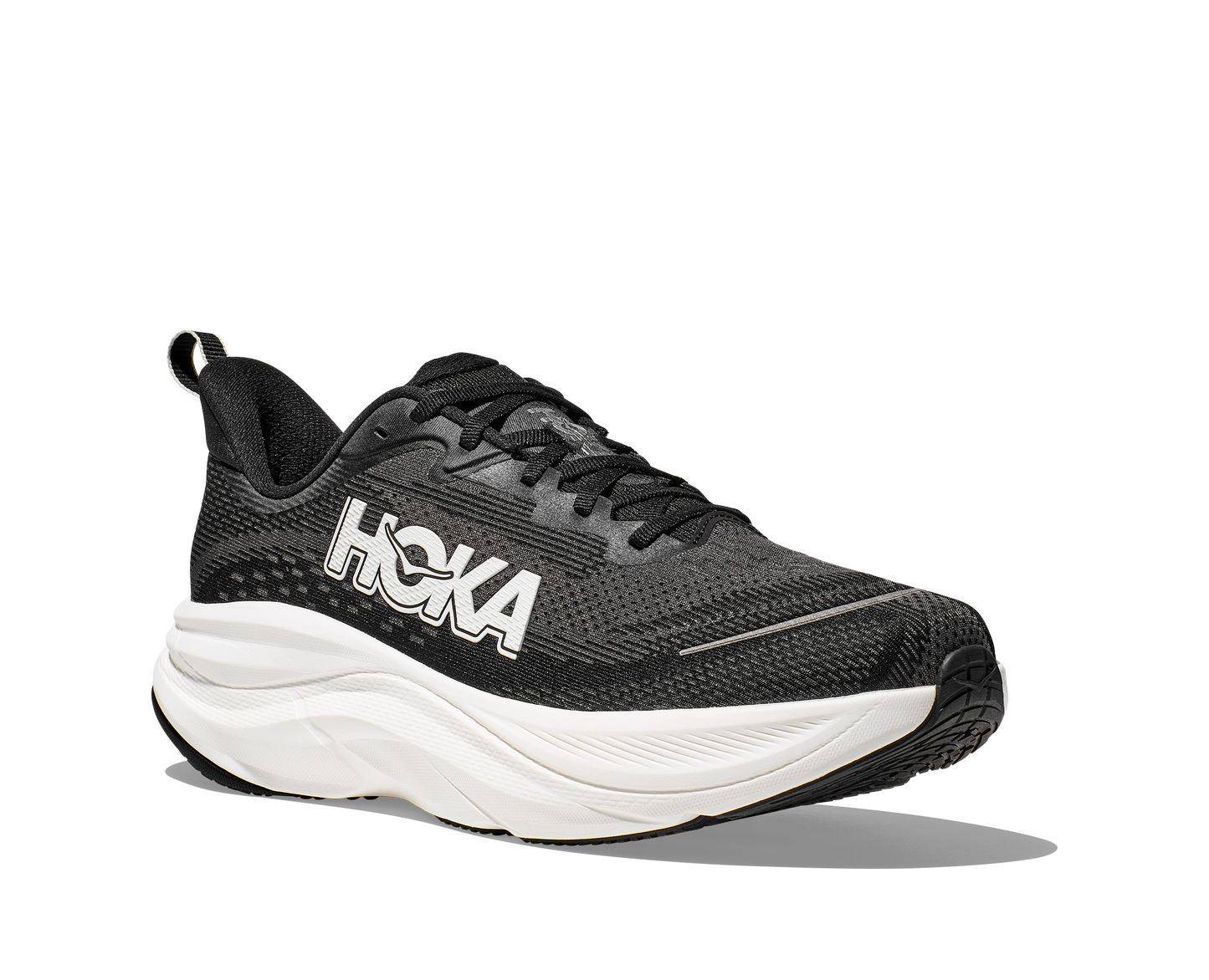 Hoka M Skyflow. Utmärkt sko för att lägga något lite extra på dagens runda! Svart och vit färg.