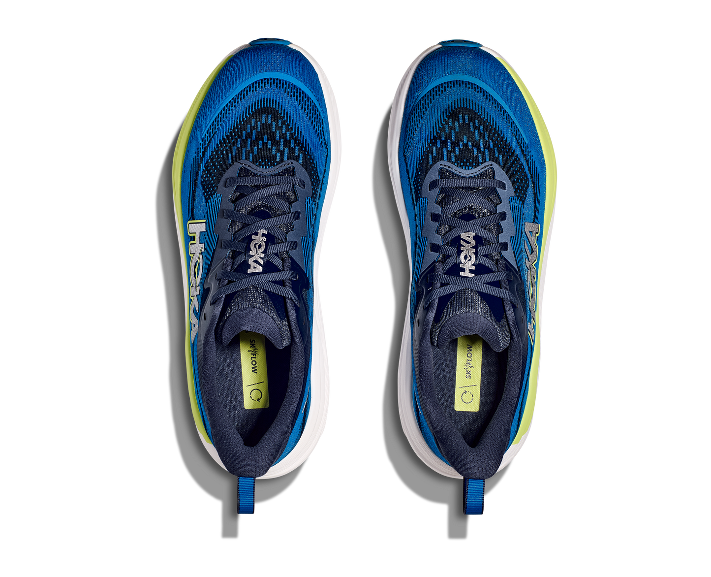 Hoka M Skyflow. Utmärkt sko för att lägga något lite extra på dagens runda! Blå med vit sula och detaljer i limegrön och svart.
