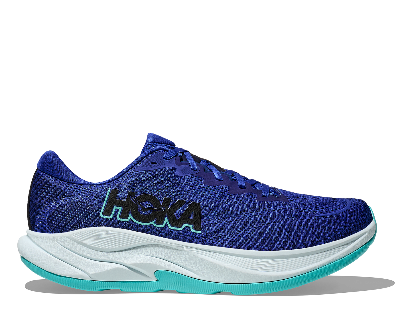 Hoka M Rincon 4 - En fjäderlätt sko med fantastisk dämpning men det slutar inte där. Denna sko är även otroligt responsiv. Blå och vit färg på denna sko med detaljer i svart och ljusare blå.