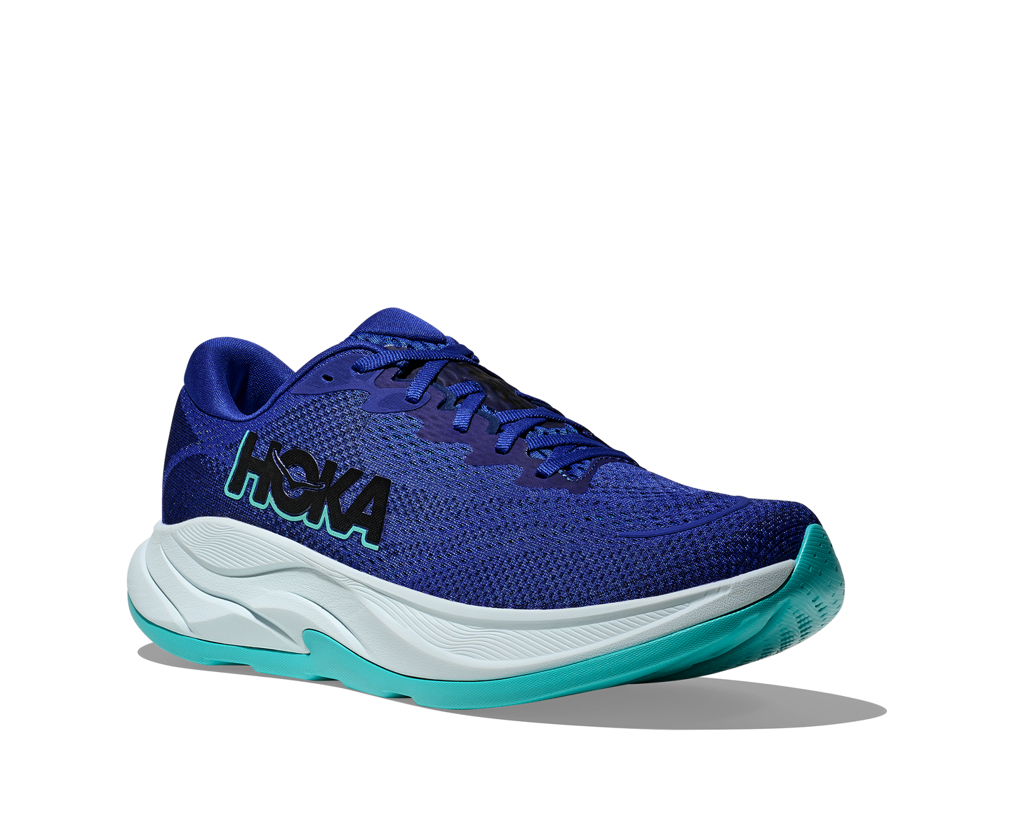 Hoka M Rincon 4 - En fjäderlätt sko med fantastisk dämpning men det slutar inte där. Denna sko är även otroligt responsiv. Blå och vit färg på denna sko med detaljer i svart och ljusare blå.