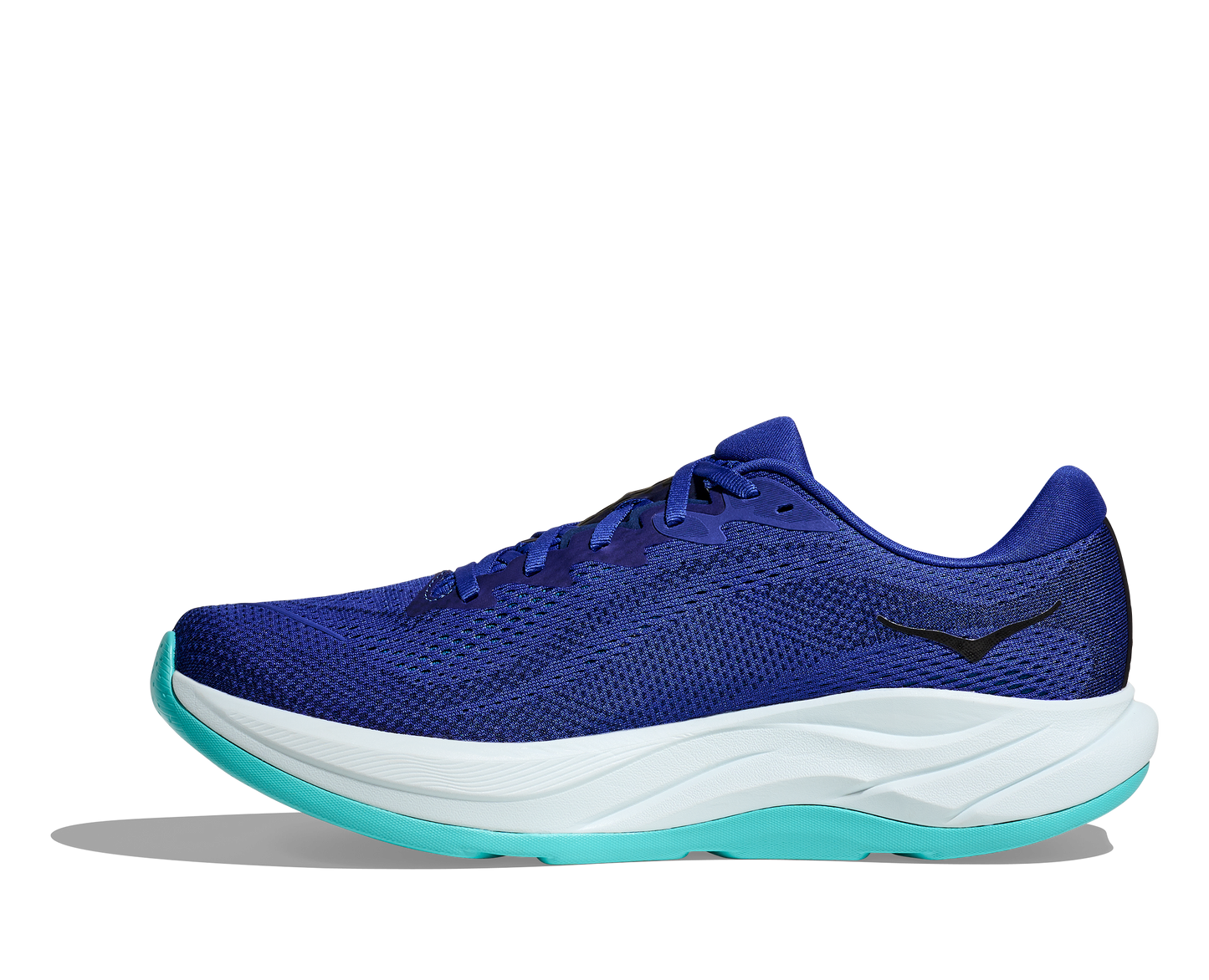 Hoka M Rincon 4 - En fjäderlätt sko med fantastisk dämpning men det slutar inte där. Denna sko är även otroligt responsiv. Blå och vit färg på denna sko med detaljer i svart och ljusare blå.