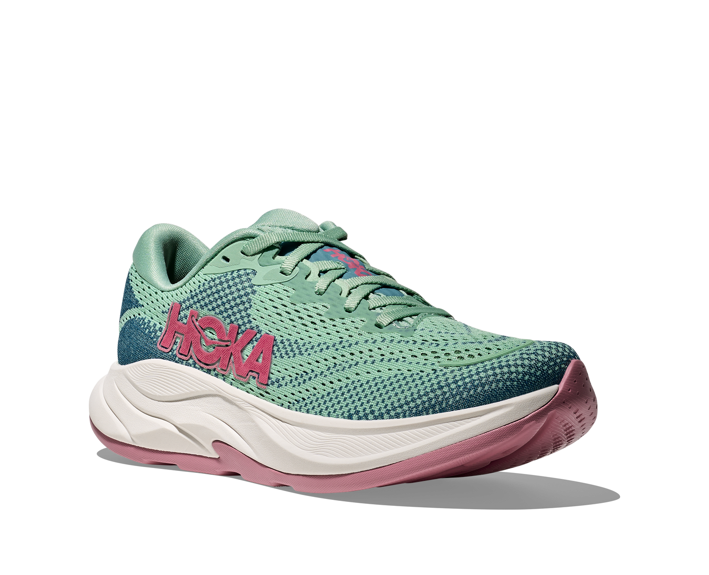 Hoka W Rincon 4 - En fjäderlätt sko med fantastisk dämpning men det slutar inte där. Denna sko är även otroligt responsiv. Grön, blå och vit färg med rosa detaljer.