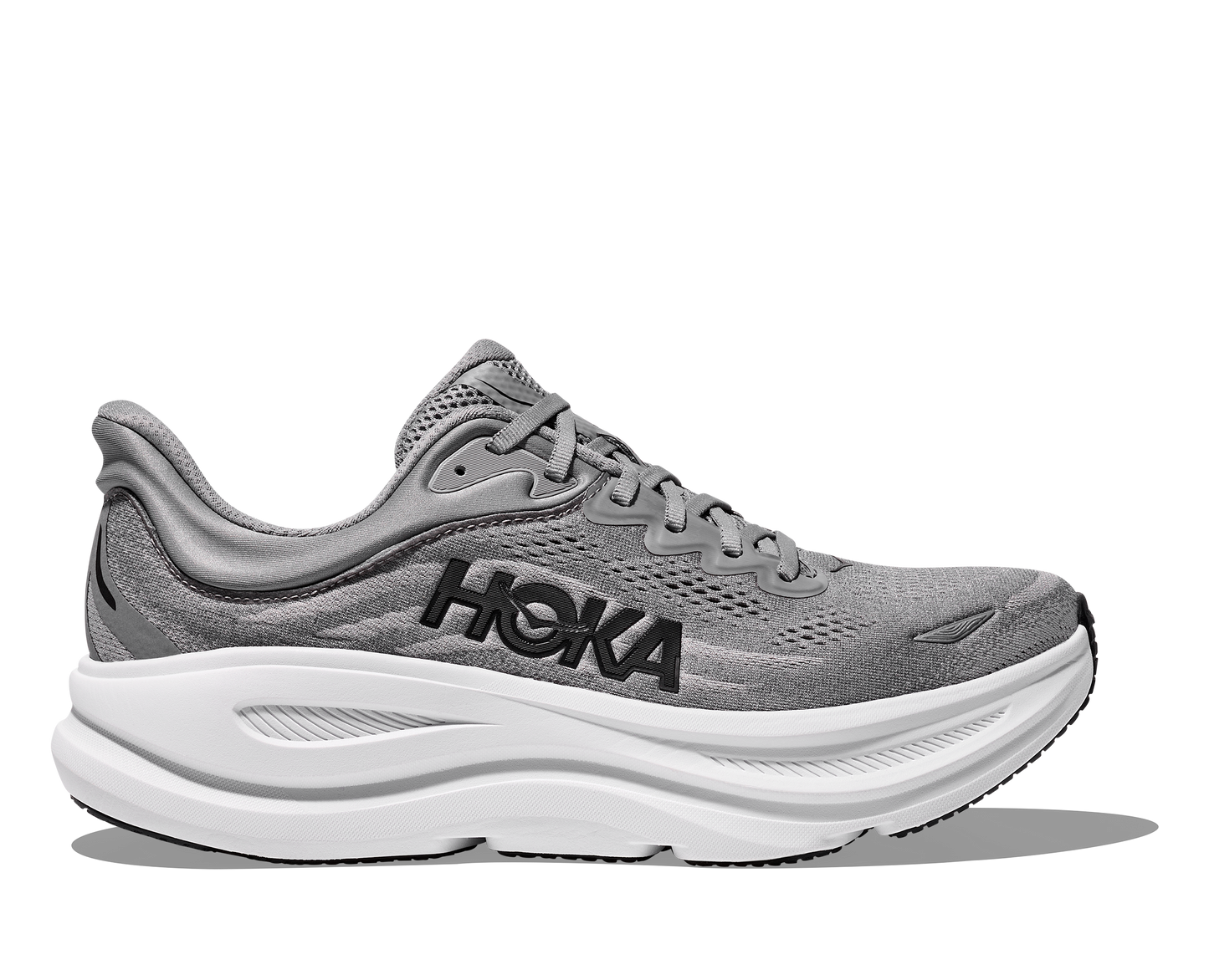 Hoka M Bondi 9, dämpad herrsko. Perfekt för en mjuk och skonsam löpning. Även en super bra arbetssko som avlastar kroppen under hela dagen. Här i grå färg med vit sula och svarta detaljer. Köp hos dina Hoka specialister i Sverige idag!