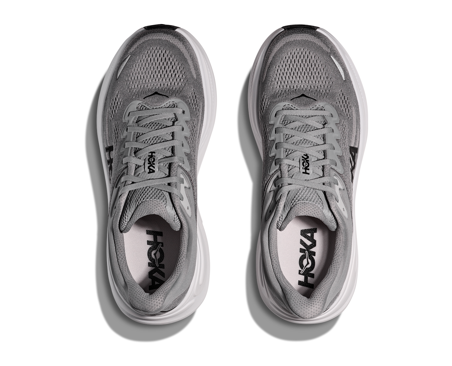 Hoka M Bondi 9, dämpad herrsko. Perfekt för en mjuk och skonsam löpning. Även en super bra arbetssko som avlastar kroppen under hela dagen. Här i grå färg med vit sula och svarta detaljer. Köp hos dina Hoka specialister i Sverige idag!