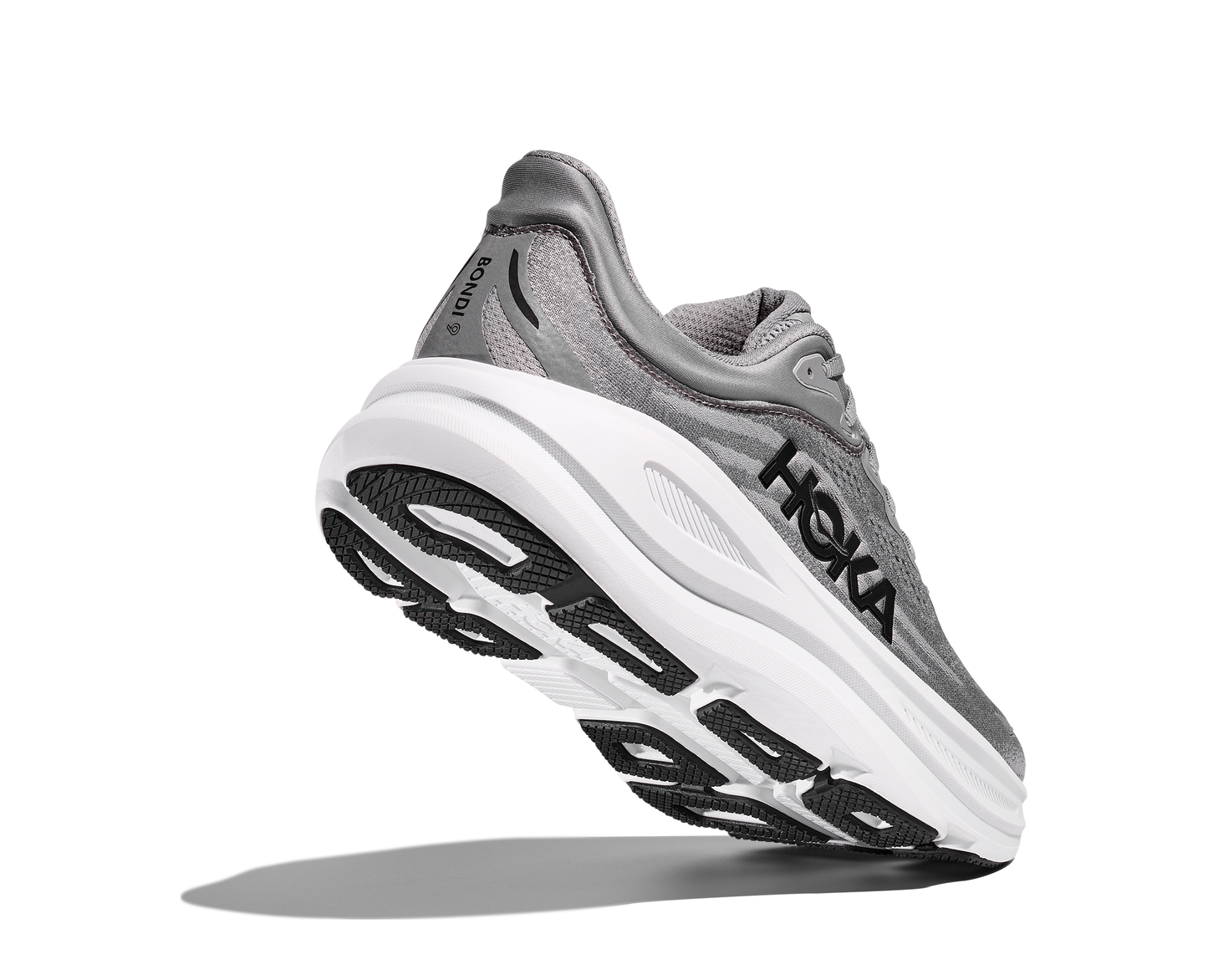 Hoka M Bondi 9, dämpad herrsko. Perfekt för en mjuk och skonsam löpning. Även en super bra arbetssko som avlastar kroppen under hela dagen. Här i grå färg med vit sula och svarta detaljer. Köp hos dina Hoka specialister i Sverige idag!