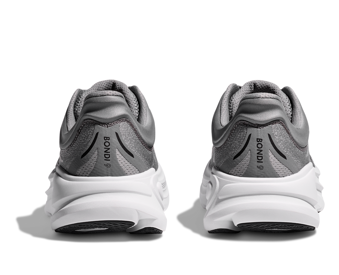 Hoka M Bondi 9, dämpad herrsko. Perfekt för en mjuk och skonsam löpning. Även en super bra arbetssko som avlastar kroppen under hela dagen. Här i grå färg med vit sula och svarta detaljer. Köp hos dina Hoka specialister i Sverige idag!