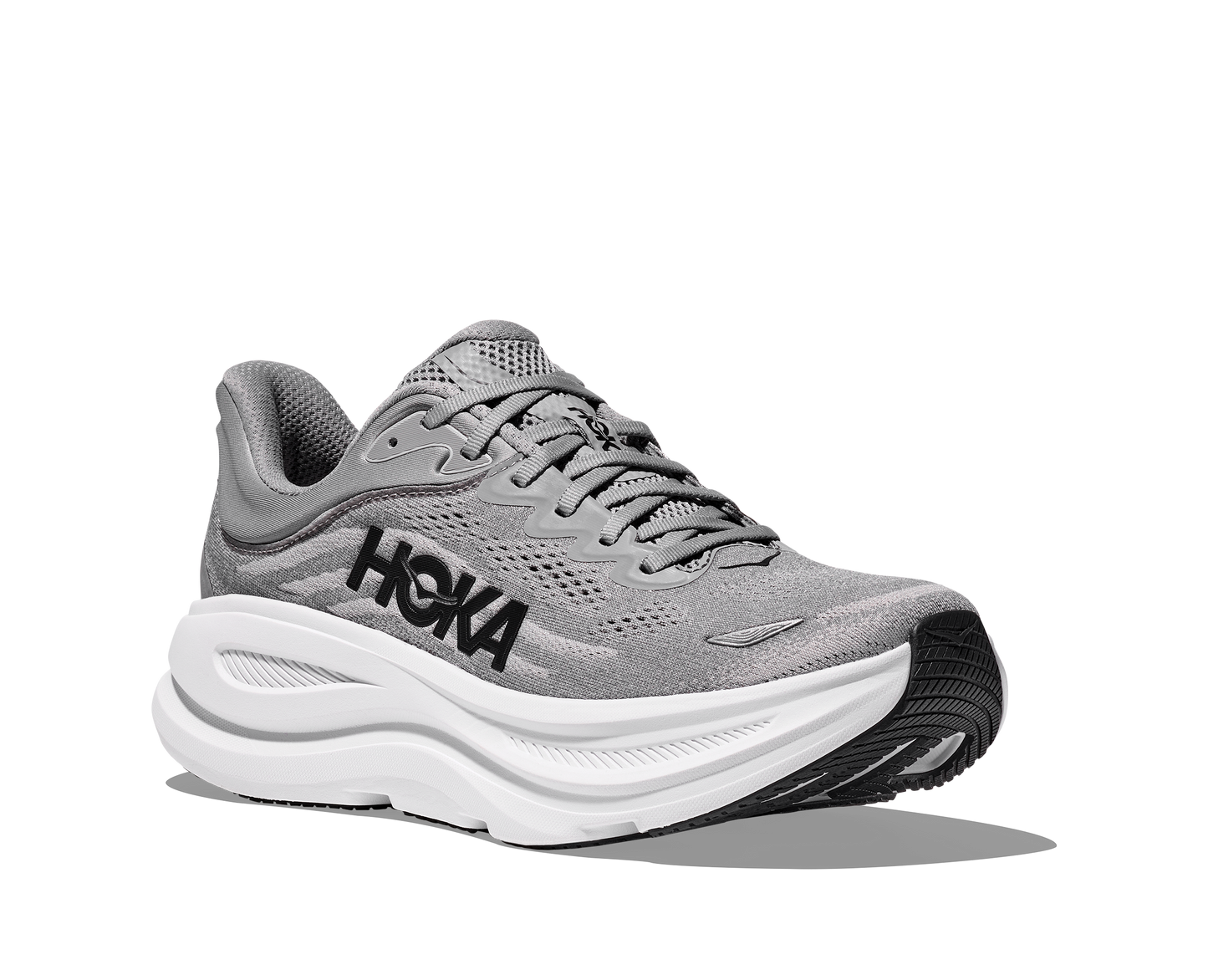 Hoka M Bondi 9, dämpad herrsko. Perfekt för en mjuk och skonsam löpning. Även en super bra arbetssko som avlastar kroppen under hela dagen. Här i grå färg med vit sula och svarta detaljer. Köp hos dina Hoka specialister i Sverige idag!