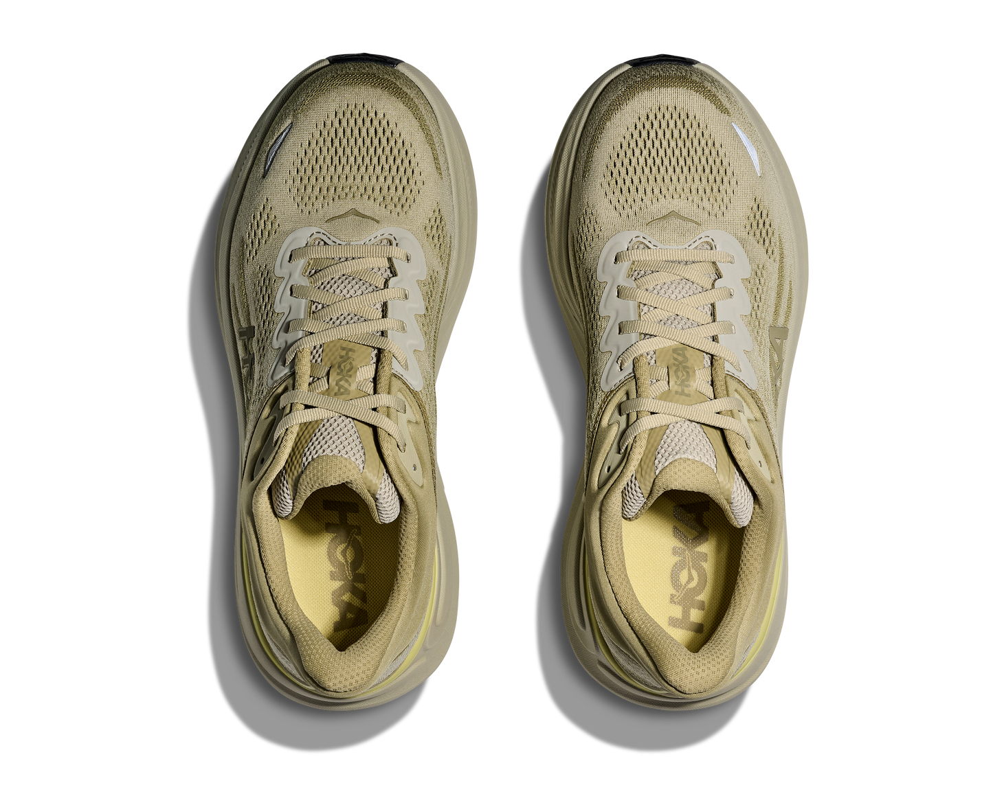 Hoka M Bondi 9, dämpad herrsko. Perfekt för en mjuk och skonsam löpning. Även en super bra arbetssko som avlastar kroppen under hela dagen. Gröna och beigea nyanser på denna sko med gula detaljer. Köp hos dina Hoka specialister i Sverige idag!