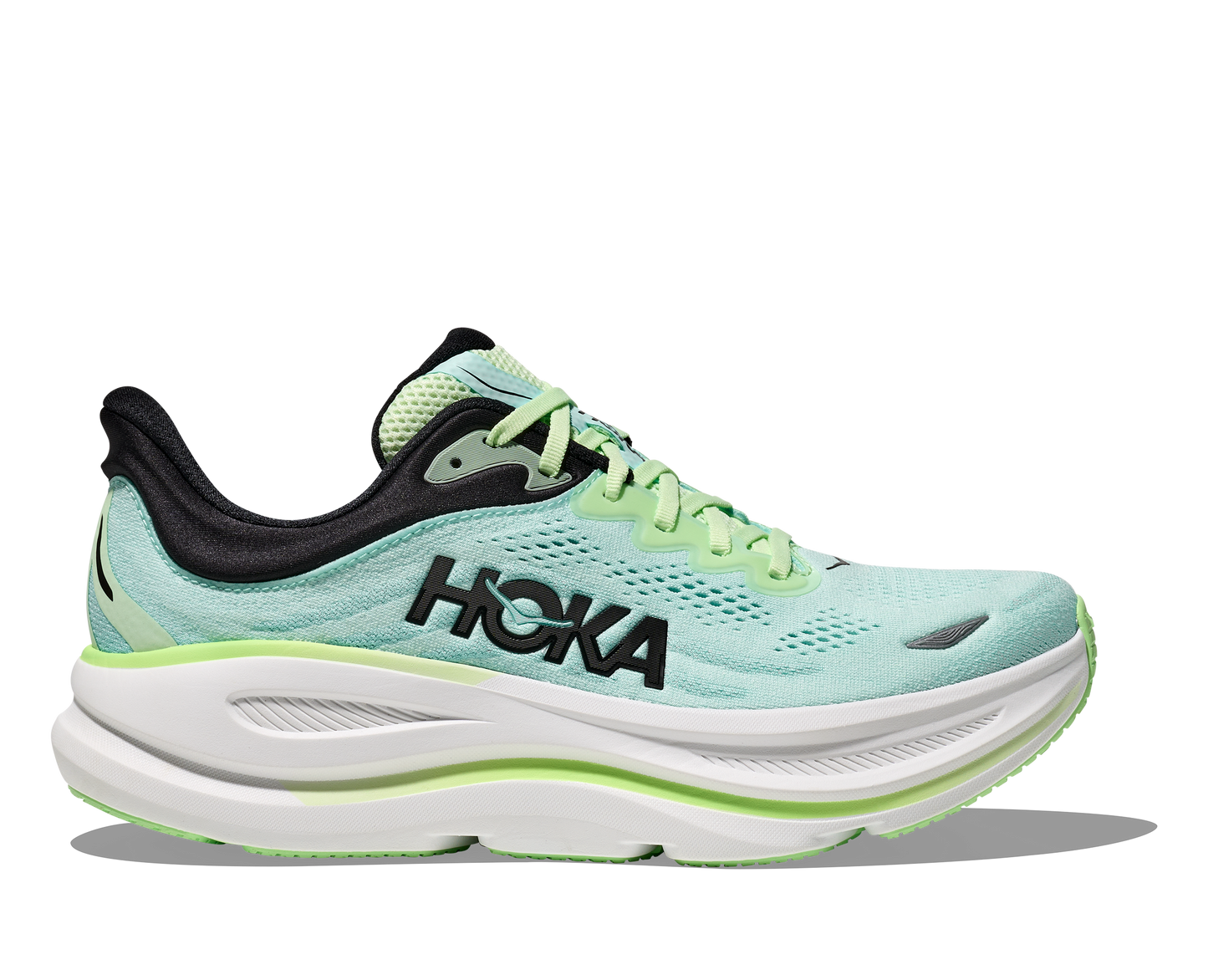 Hoka M Bondi 9, med supermjukt och responsivt skum, stabil hälkappa och uppdaterad design är Bondi 9 redo för allt från löprundor och långpromenader till vardagens alla steg. Nyanserna går i blått och grönt, med vit sula och svarta detaljer.
