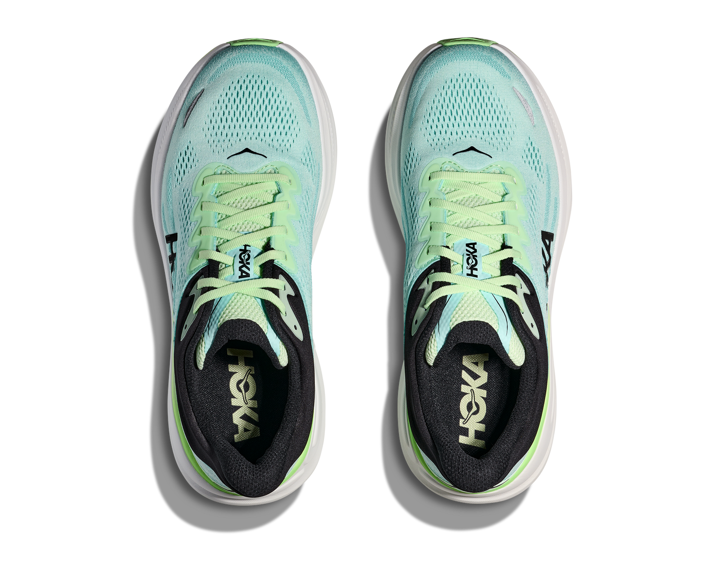 Hoka M Bondi 9, med supermjukt och responsivt skum, stabil hälkappa och uppdaterad design är Bondi 9 redo för allt från löprundor och långpromenader till vardagens alla steg. Nyanserna går i blått och grönt, med vit sula och svarta detaljer.