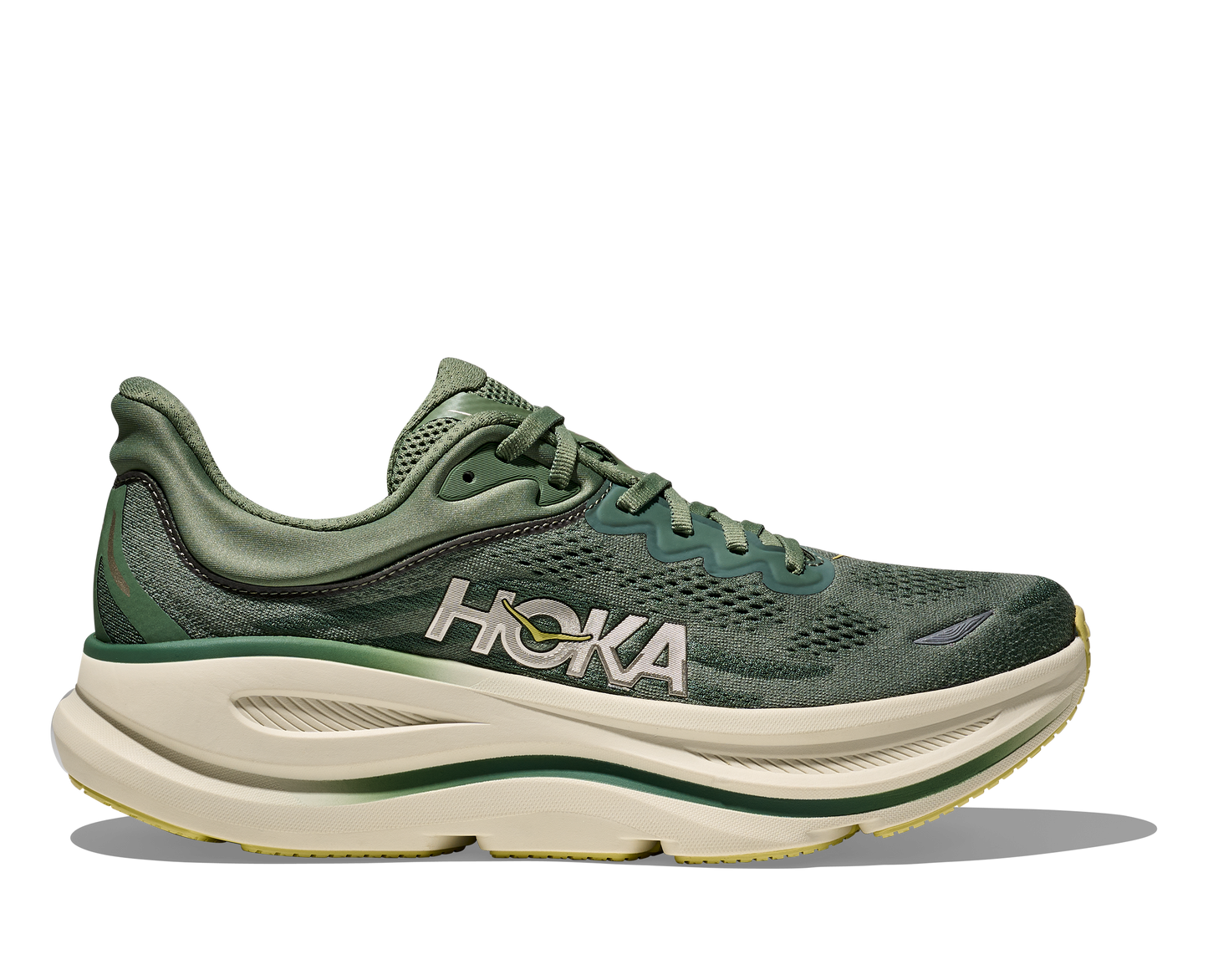 Hoka M Bondi 9, dämpad herrsko. Perfekt för en mjuk och skonsam löpning. Även en super bra arbetssko som avlastar kroppen under hela dagen. Här i grön nyans med beige sula och gula detaljer. Köp hos dina Hoka specialister i Sverige idag!